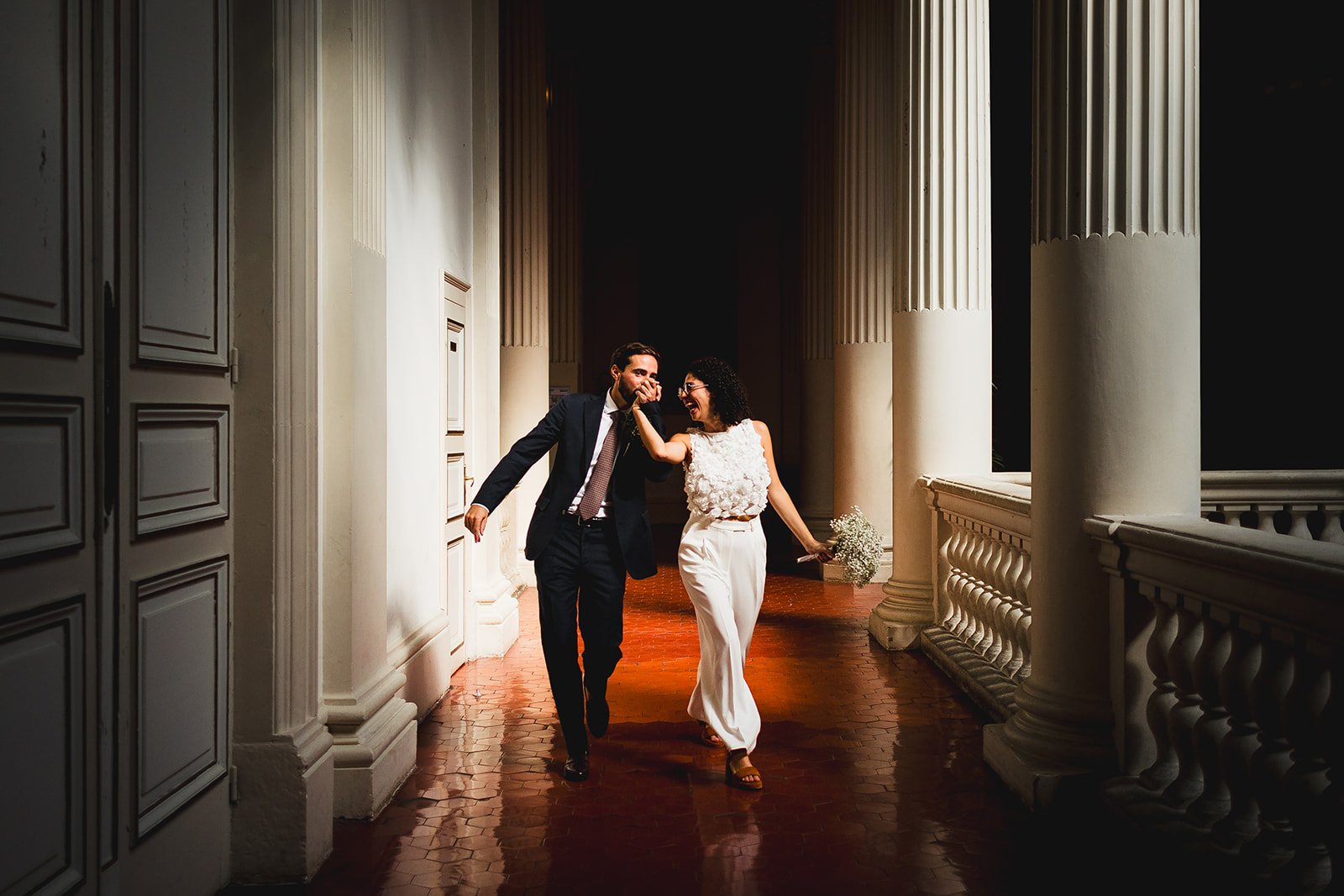 Couple moderne sortant de la mairie d’Avignon après leur mariage civil, heureux et souriants, dans une scène graphique, joyeuse et colorée.