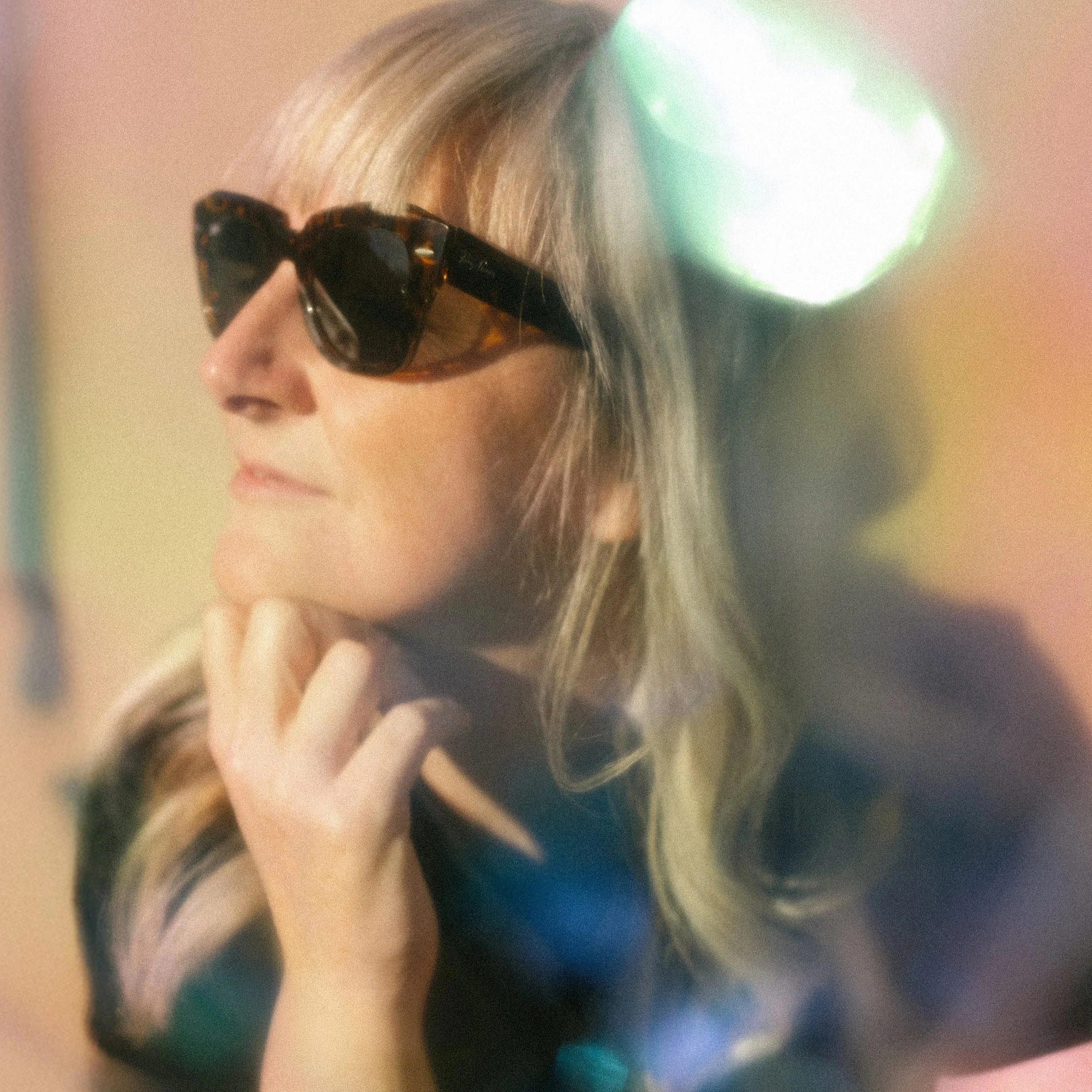 portrait de Claire Defer, photographe cool graphique et colorée en Provence,  par Christelle Gilles