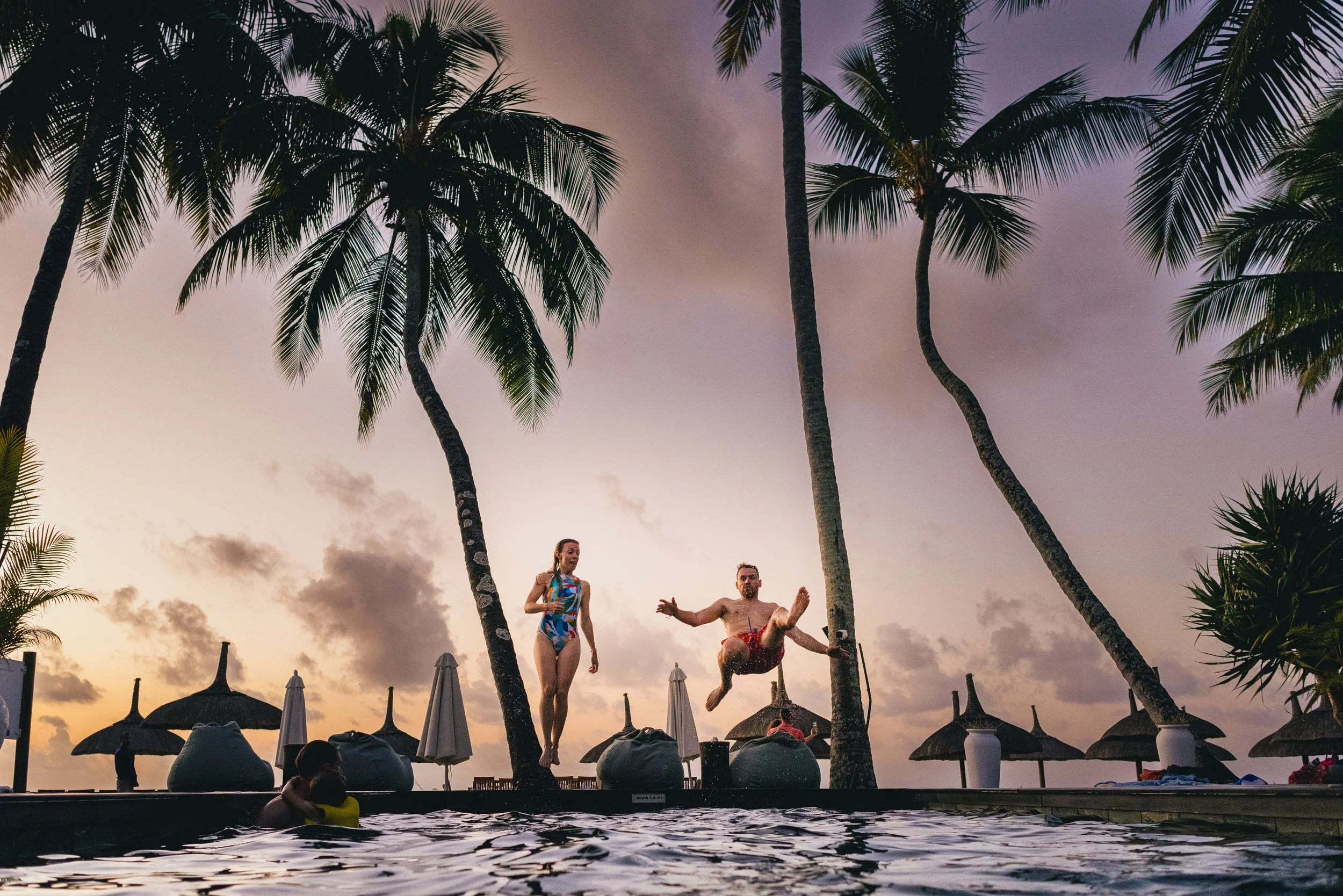 mariés qui sautent dans la piscine lors de leur mariage à l'ile Maurice