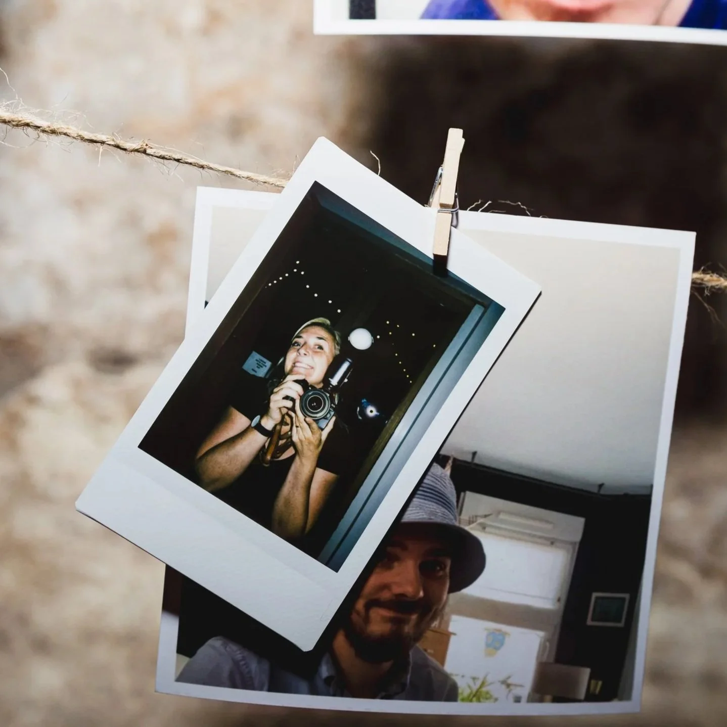 polaroid issu d'un mariage où un invité a pri la photographe en photo tellement elle est cool