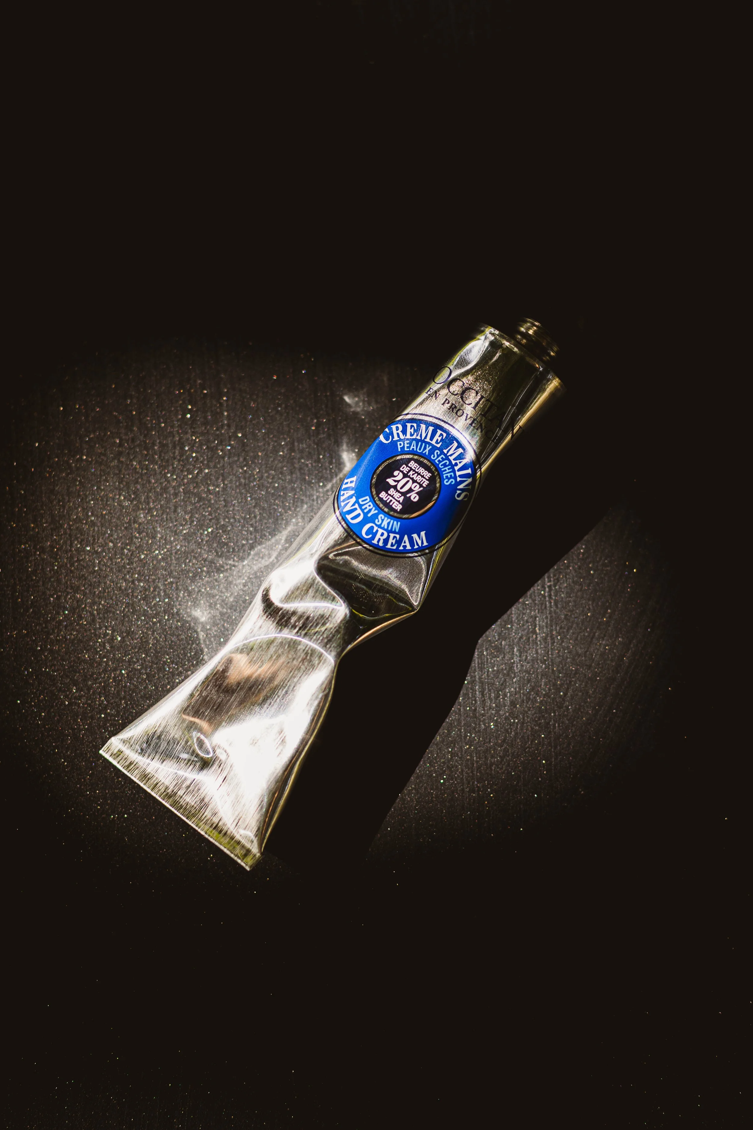 Photo d'un des produit emblématique de l'Occitane en provence , mise en scène rapide, graphique captée dans un contexte de reportage, en lumière naturelle