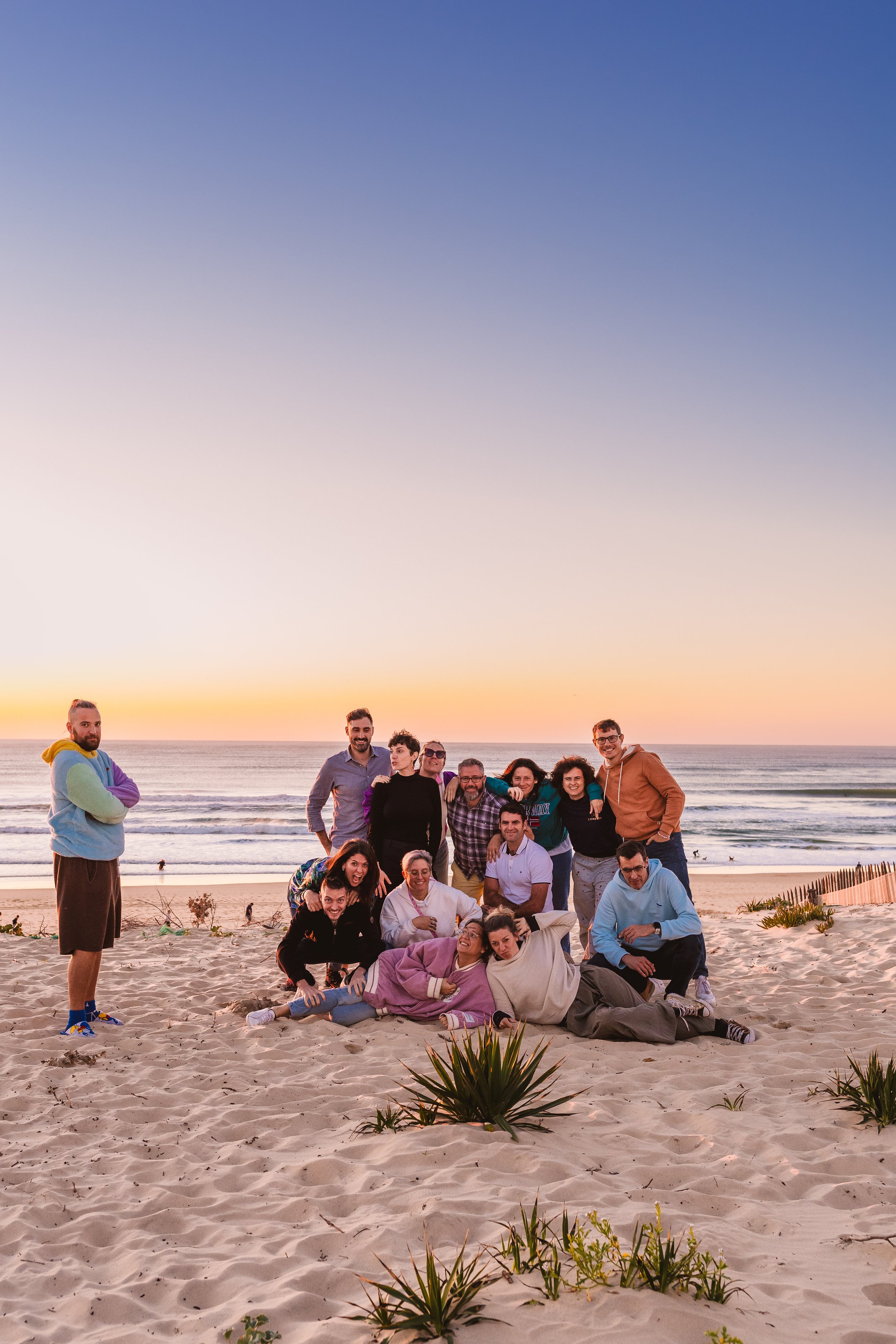 Photo de groupe lors d’un workshop, mettant en avant des interactions humaines dans une ambiance graphique et colorée.