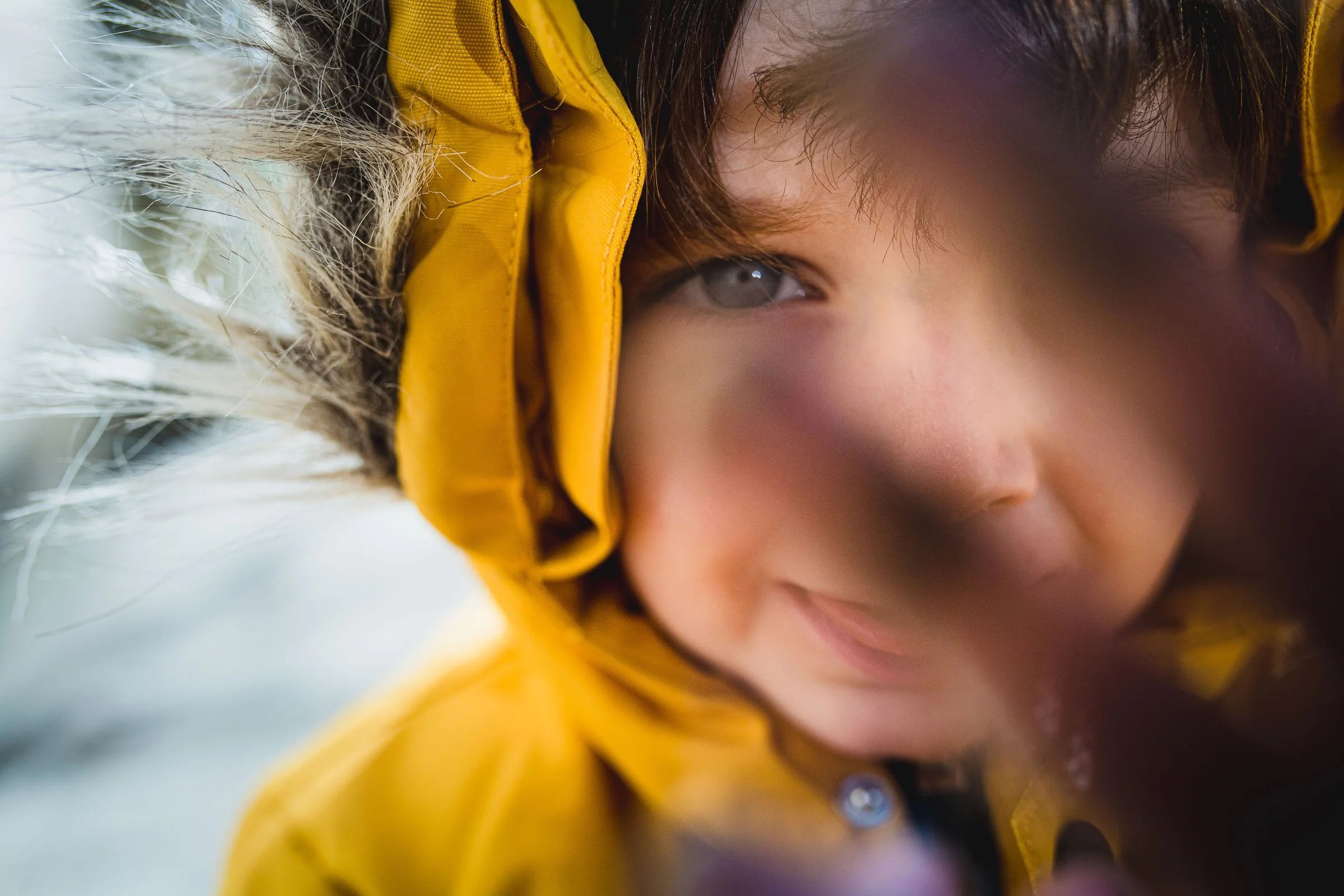 portrait vivant et coloré d'un enfant