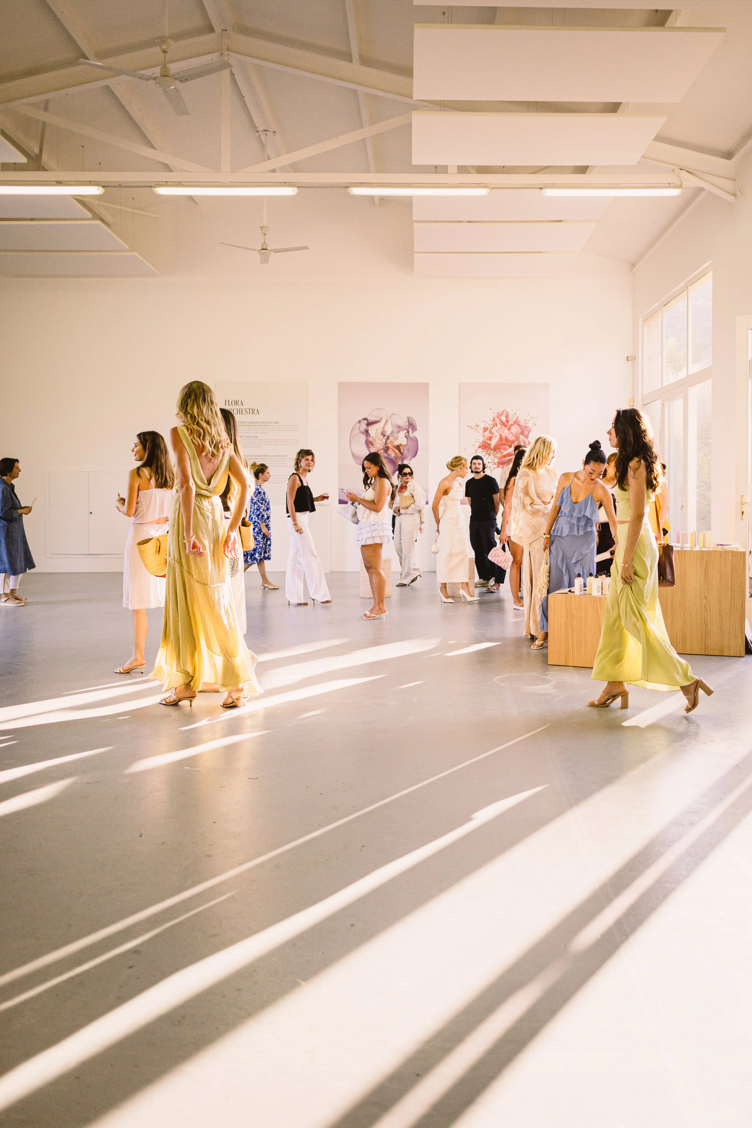 Reportage photographique d’une exposition, captant l’ambiance et les interactions du public pour le reveal de la nouvelle gamme L'Occitane en Provence