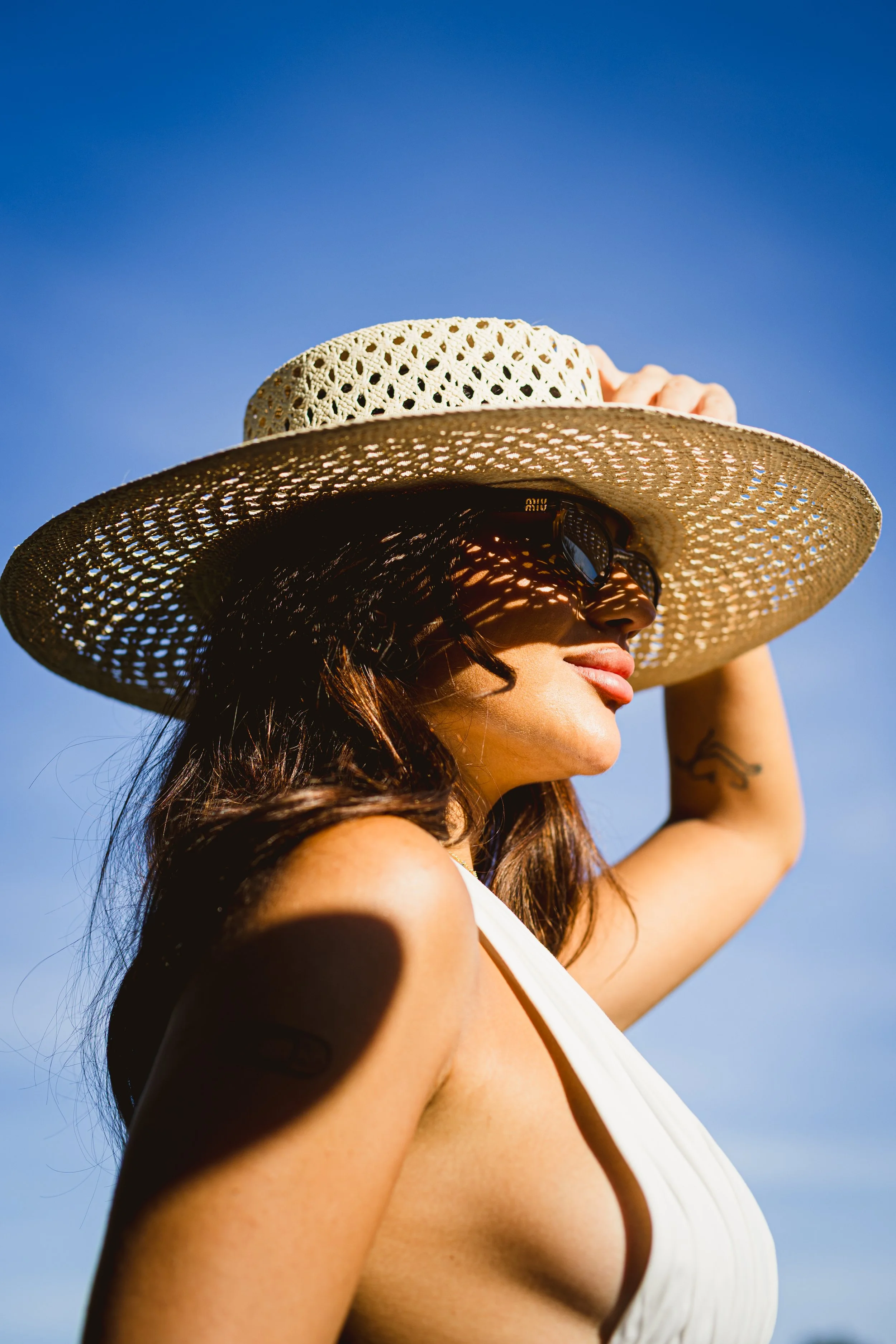 Portrait d’une femme pour la marque L’Occitane, réalisé dans un contexte corporate, avec une esthétique graphique et une lumière naturelle en Provence