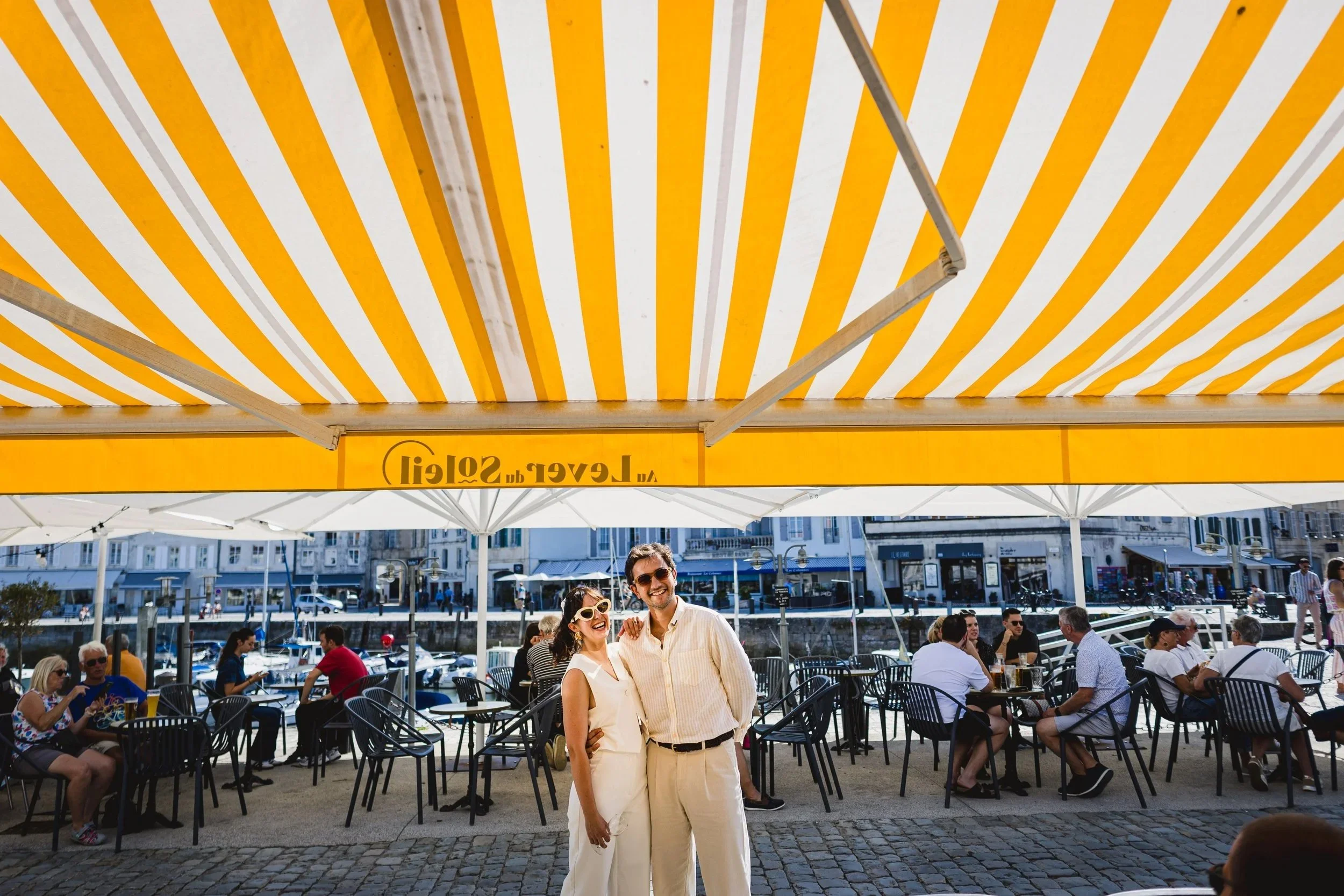Photo de mariage coloré d'un couple décontracté