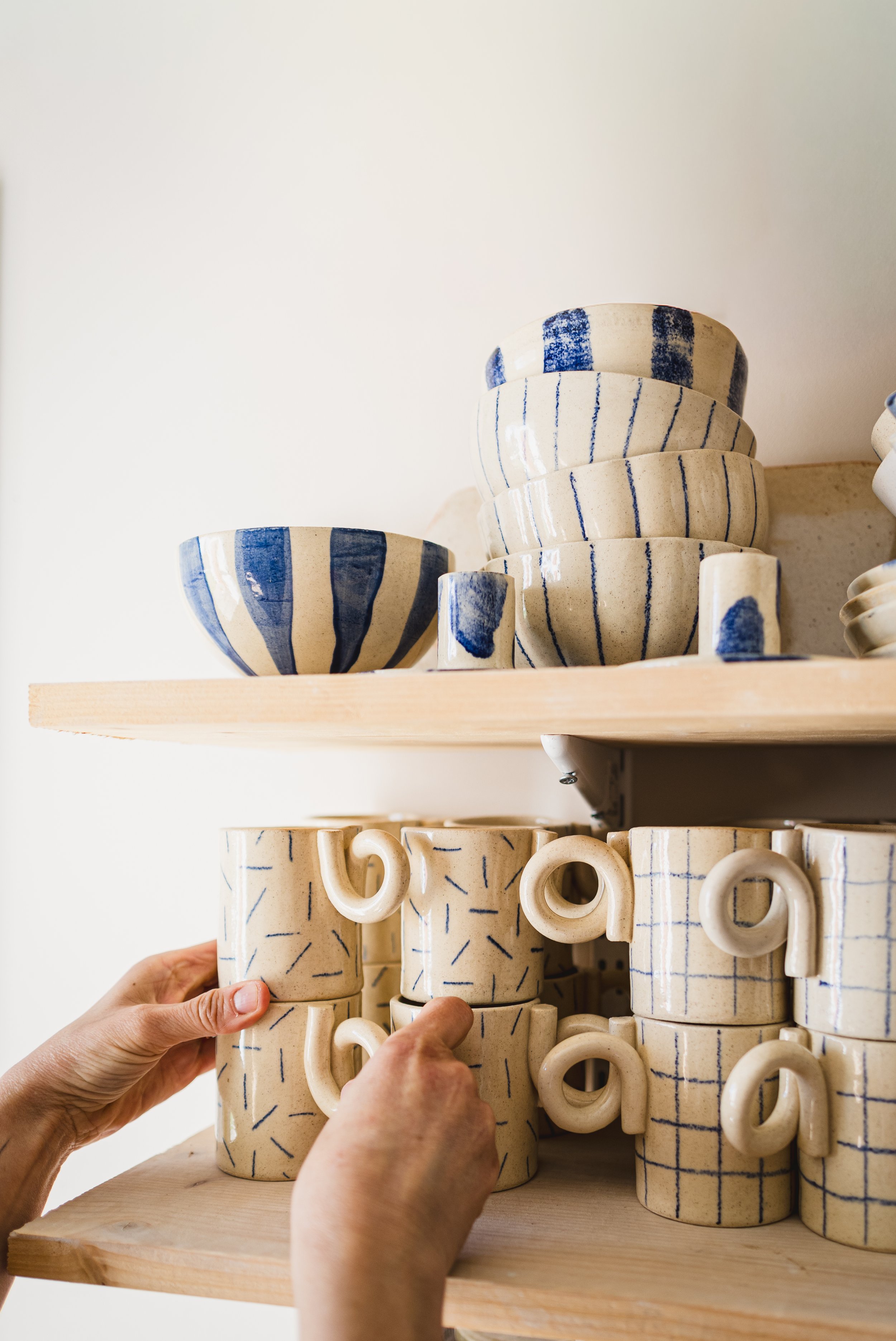 Geste artisanal dans un atelier de céramique en Provence, mettant en valeur la création de pièces faites à la main dans une ambiance lifestyle