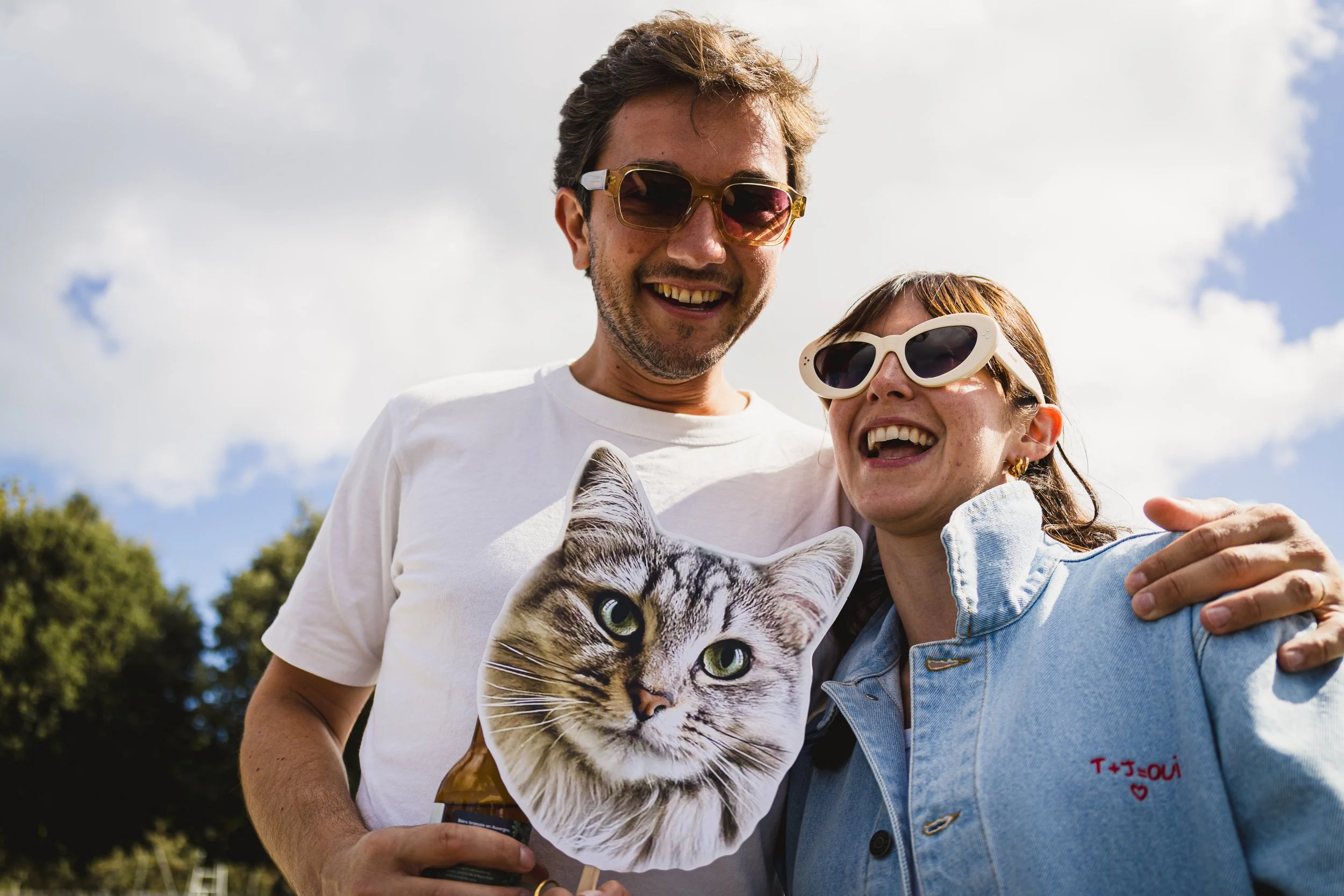 portrait de mariés qui rient avec leur chat