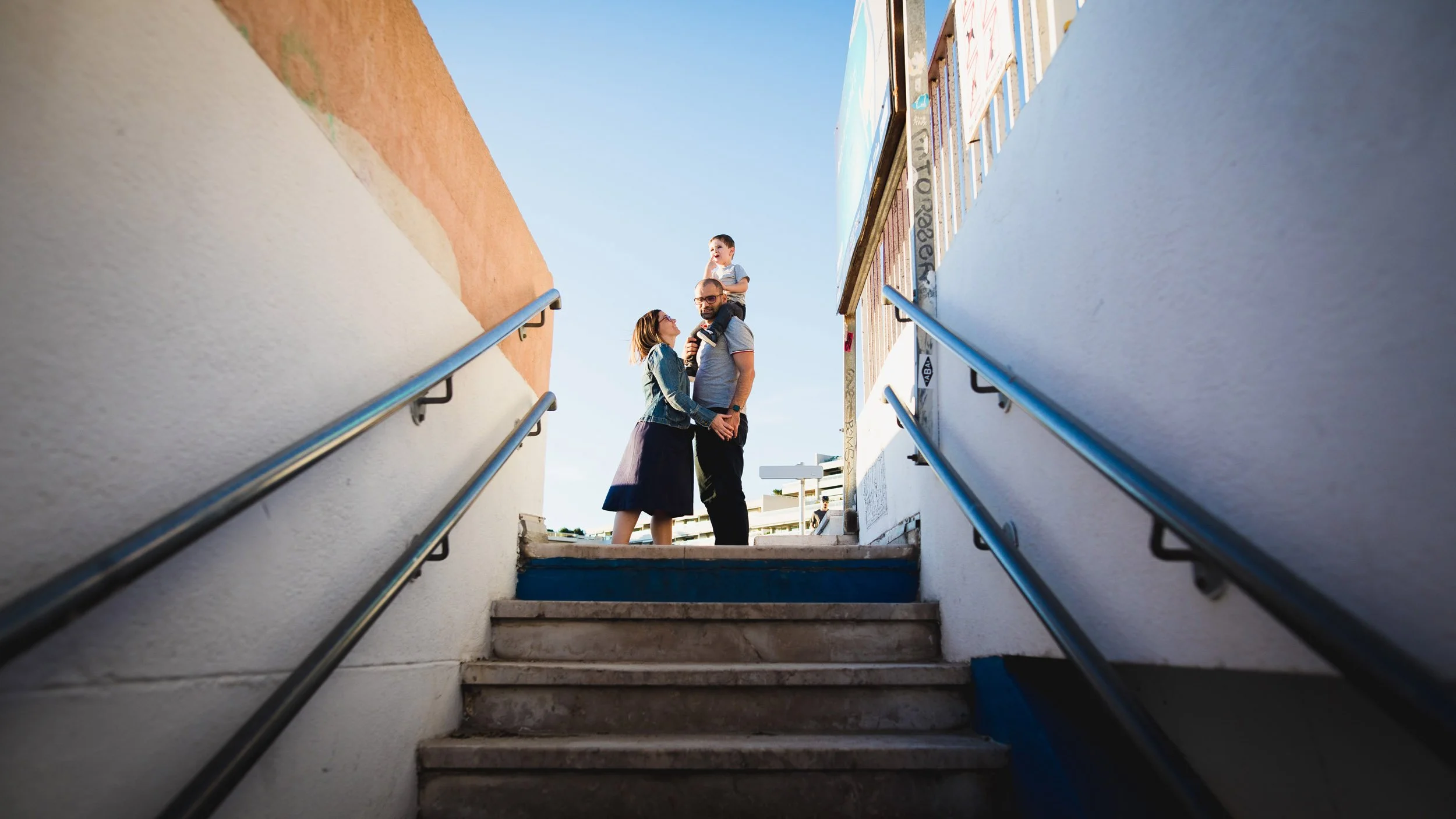 Portrait vivant graphique et coloré de famille à Marseille