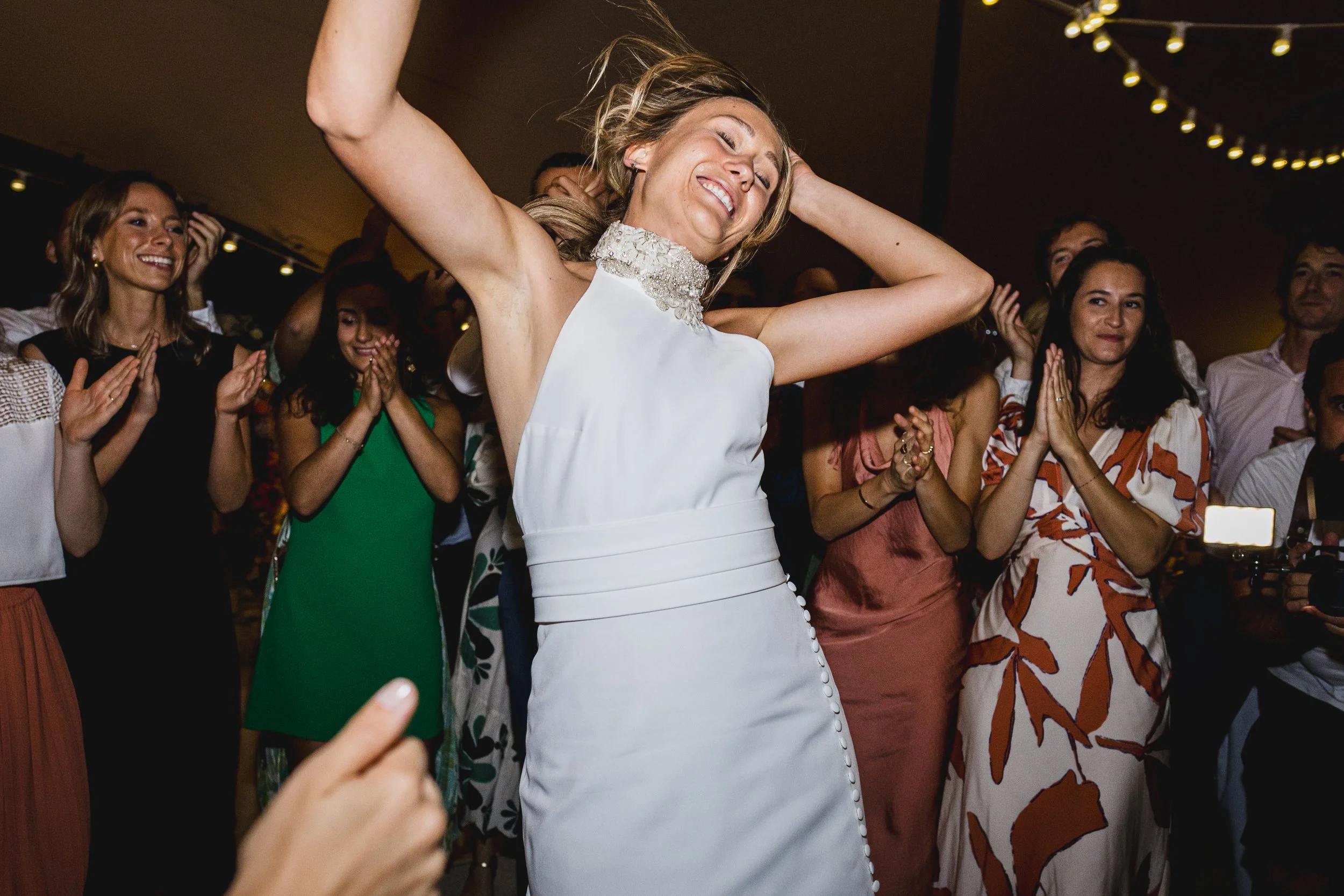 mariée qui danse pendant sa récéption à la grange de javon en Provence