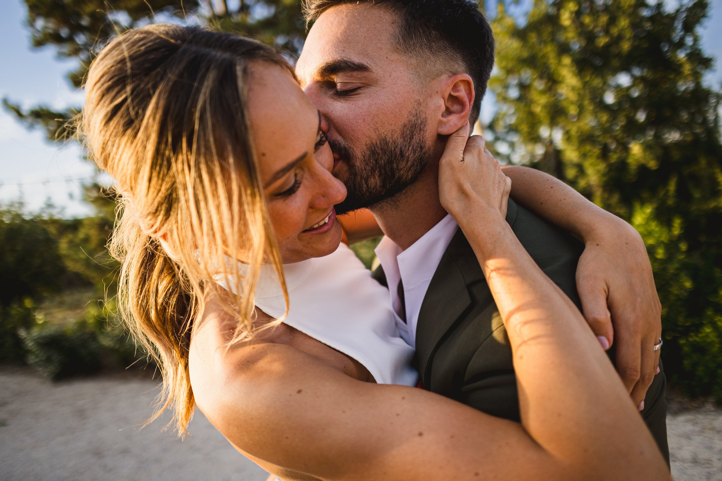 couple de mariés qui s'embrassent sous la lumière dorée de Provence