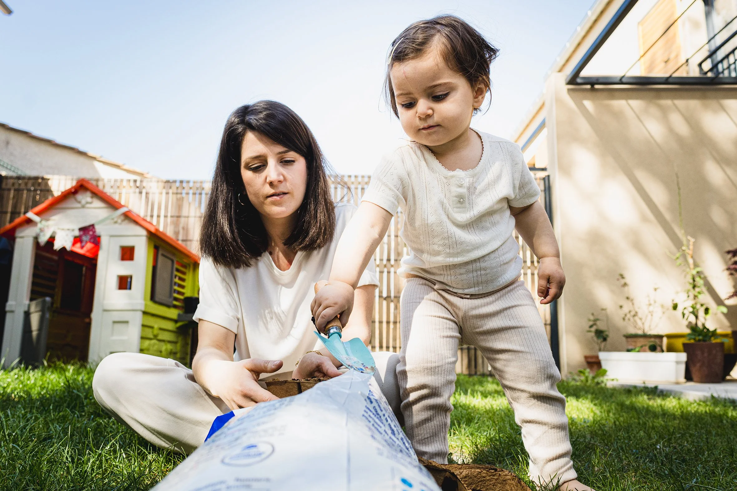 scène de vie colorée et vivante, en famille en Provence