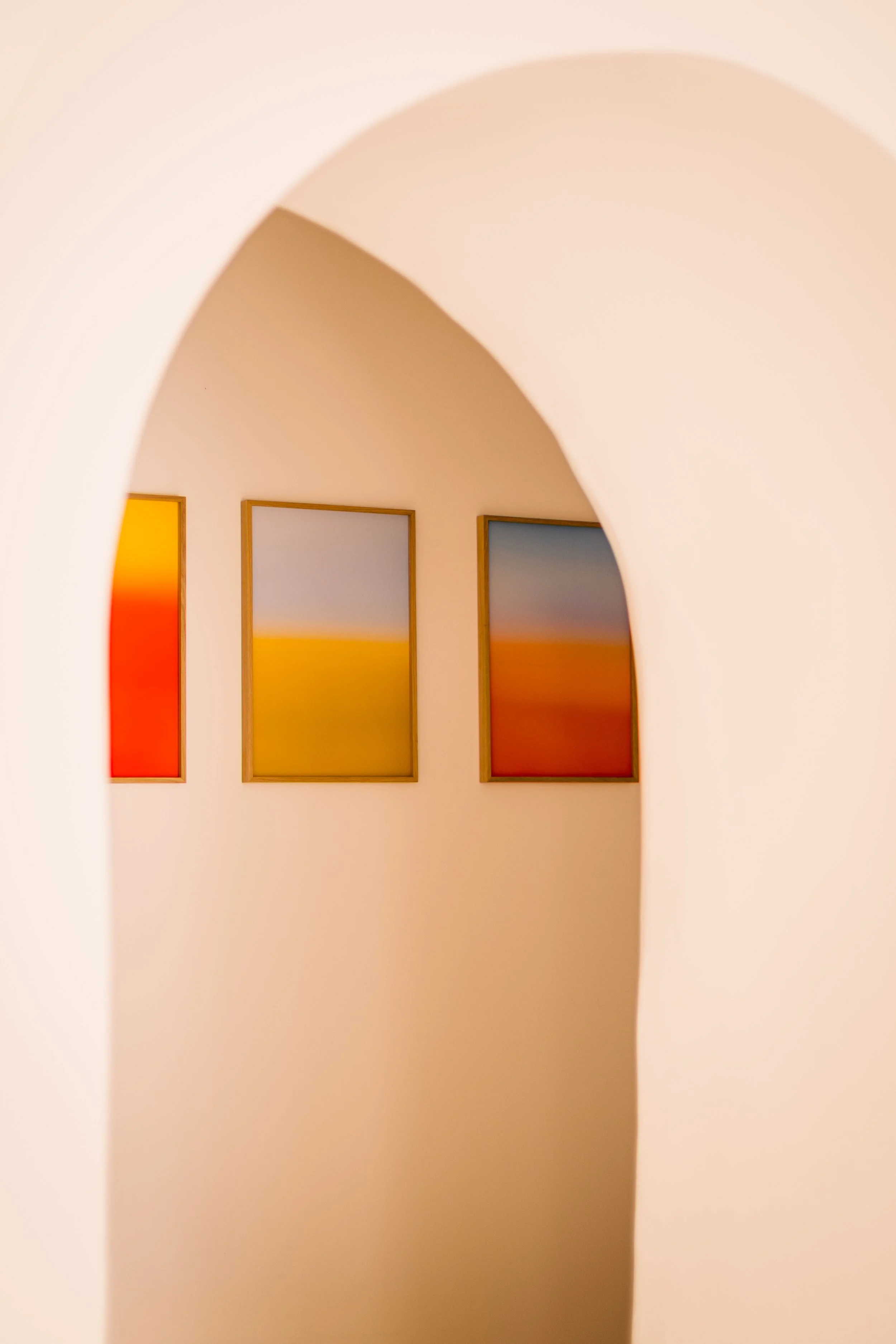 Détail d’architecture colorée avec des lignes graphiques et des contrastes de lumière naturelle du Couvent des Minimes, réalisé pour L'Occitane en Provence 