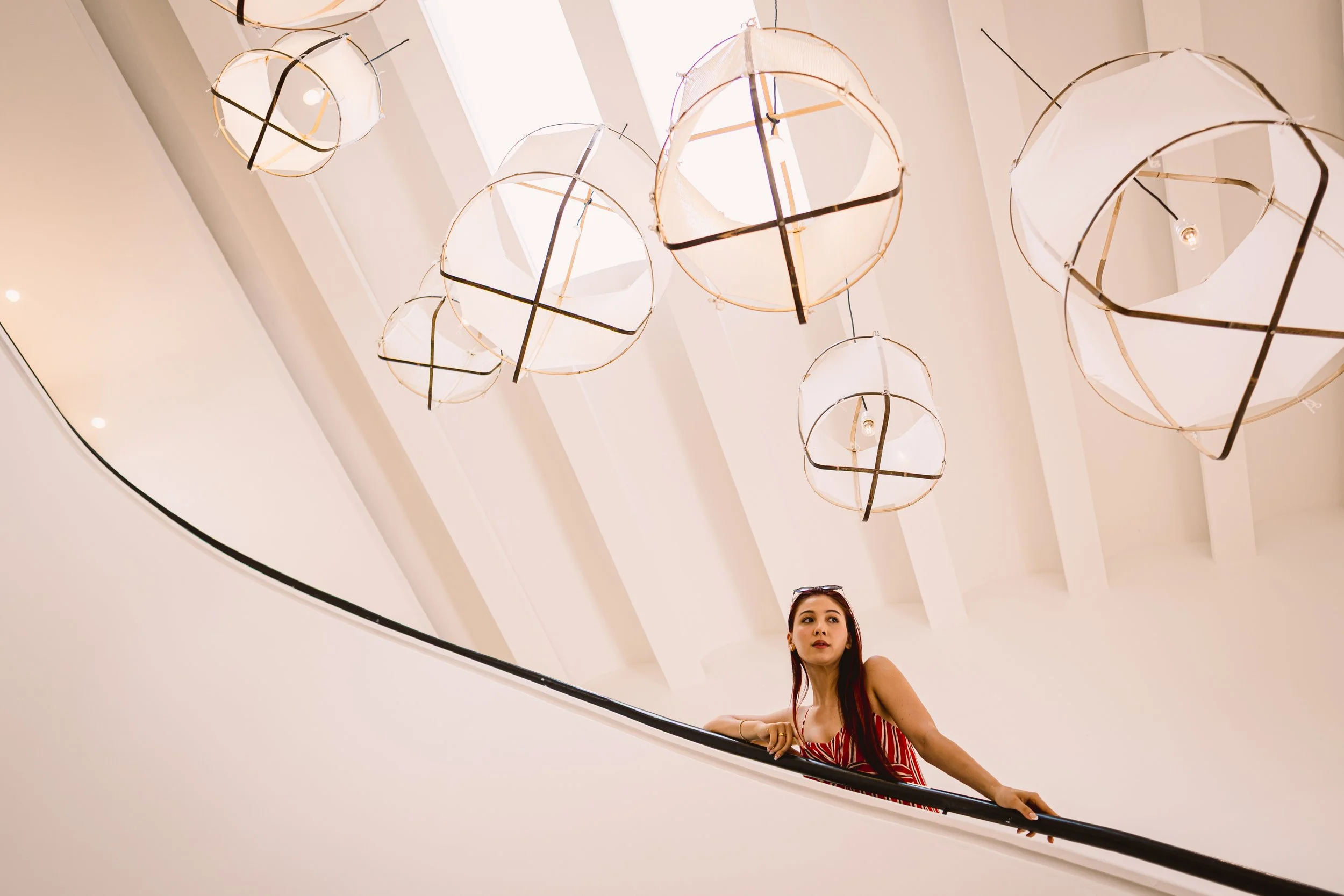 Portrait d’une femme pour la marque L’Occitane, réalisé dans un contexte corporate, avec une esthétique graphique et une lumière naturelle en Provence au Couvent des Minimes