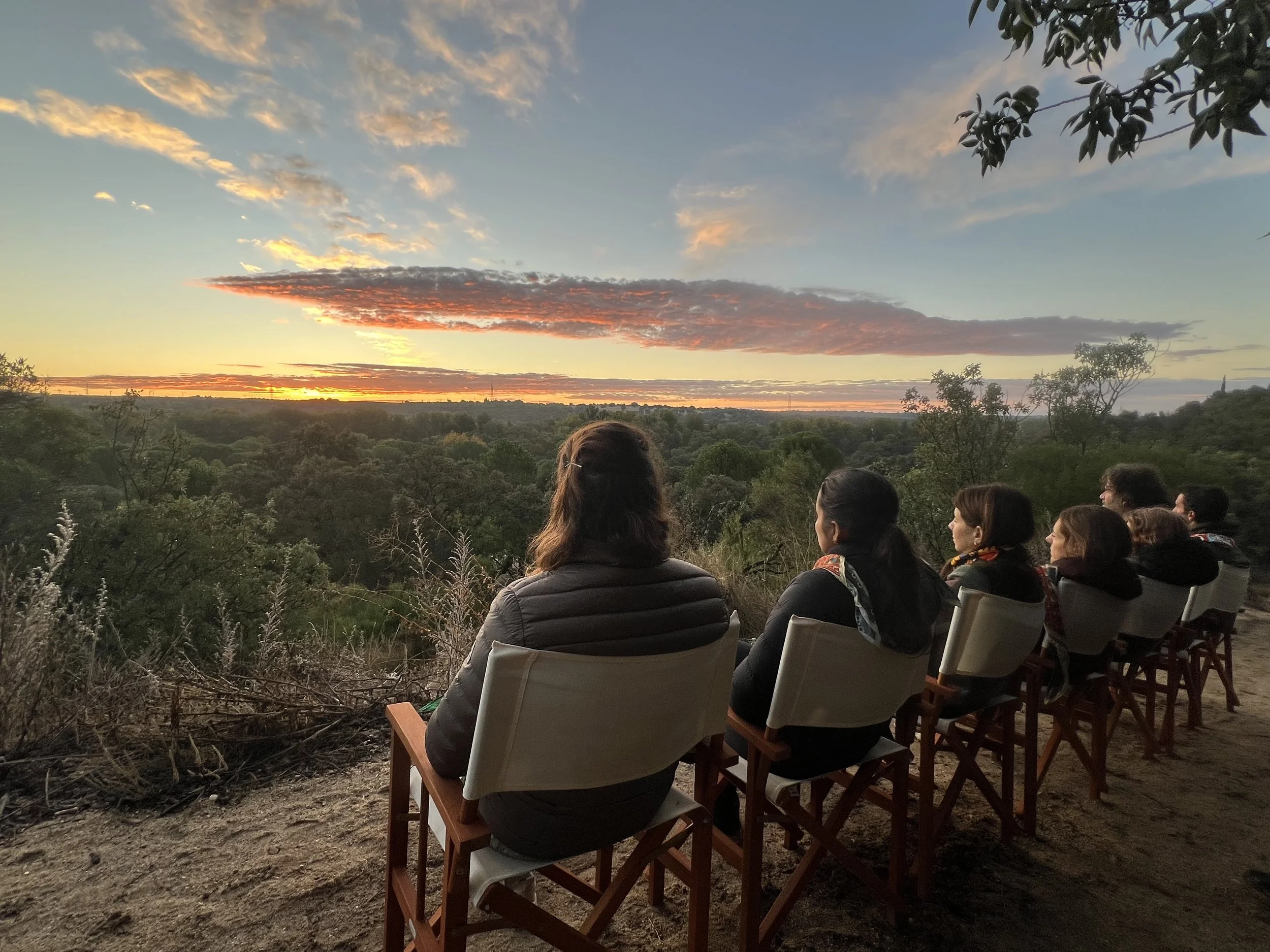 Grupo de participantes en retiro viendo el amanecer, viendo al sol salir como recordatoria que cada día es una oportunidad de volver a empezar, una oportunidad de ser la persona que queremos ser, desde nuestra autenticidad consciente