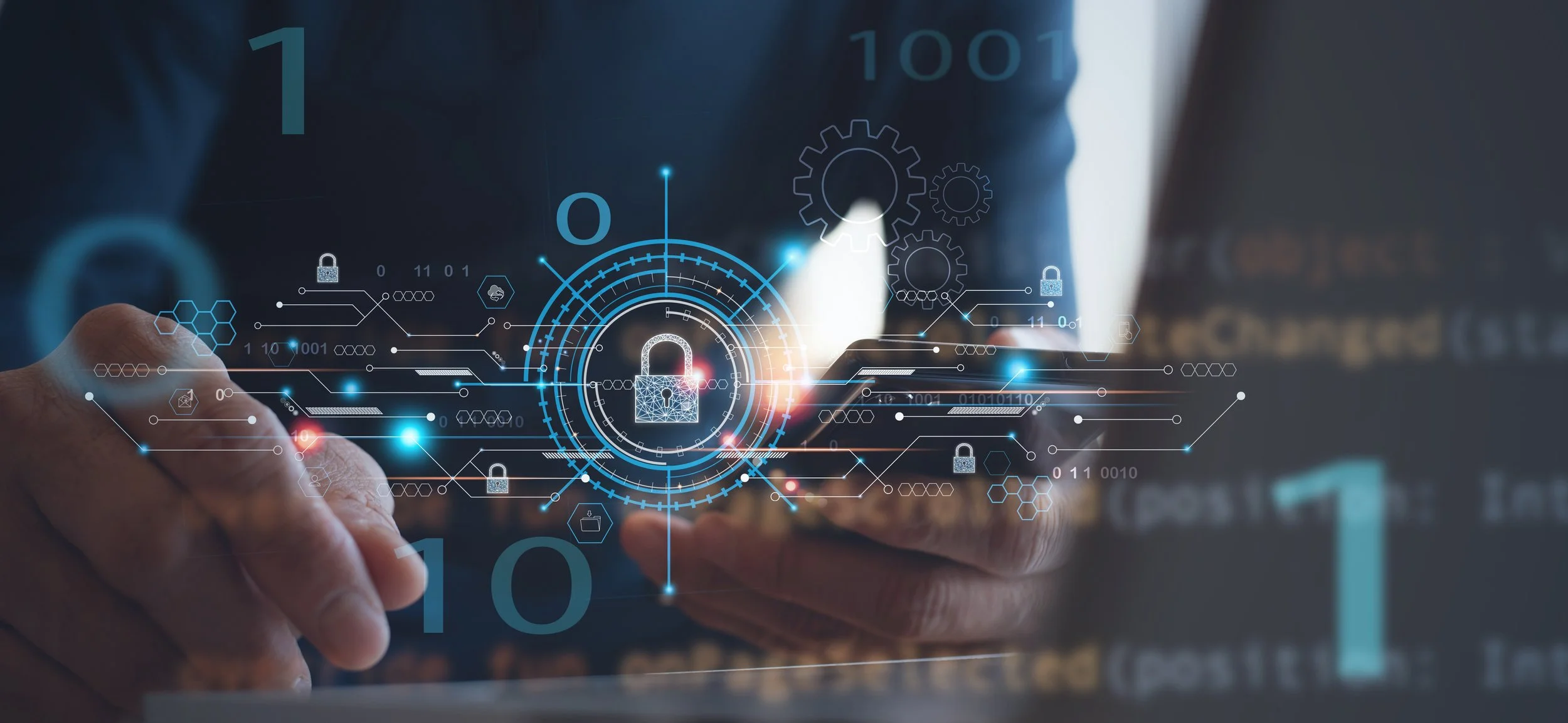 Nahaufnahme einer Person, die ein Smartphone hält, mit einer digitalen Sicherheits- und Technik-Grafik, die ein Vorhängeschloss, Zahnräder und Binärcode auf dem Bildschirm zeigt.
