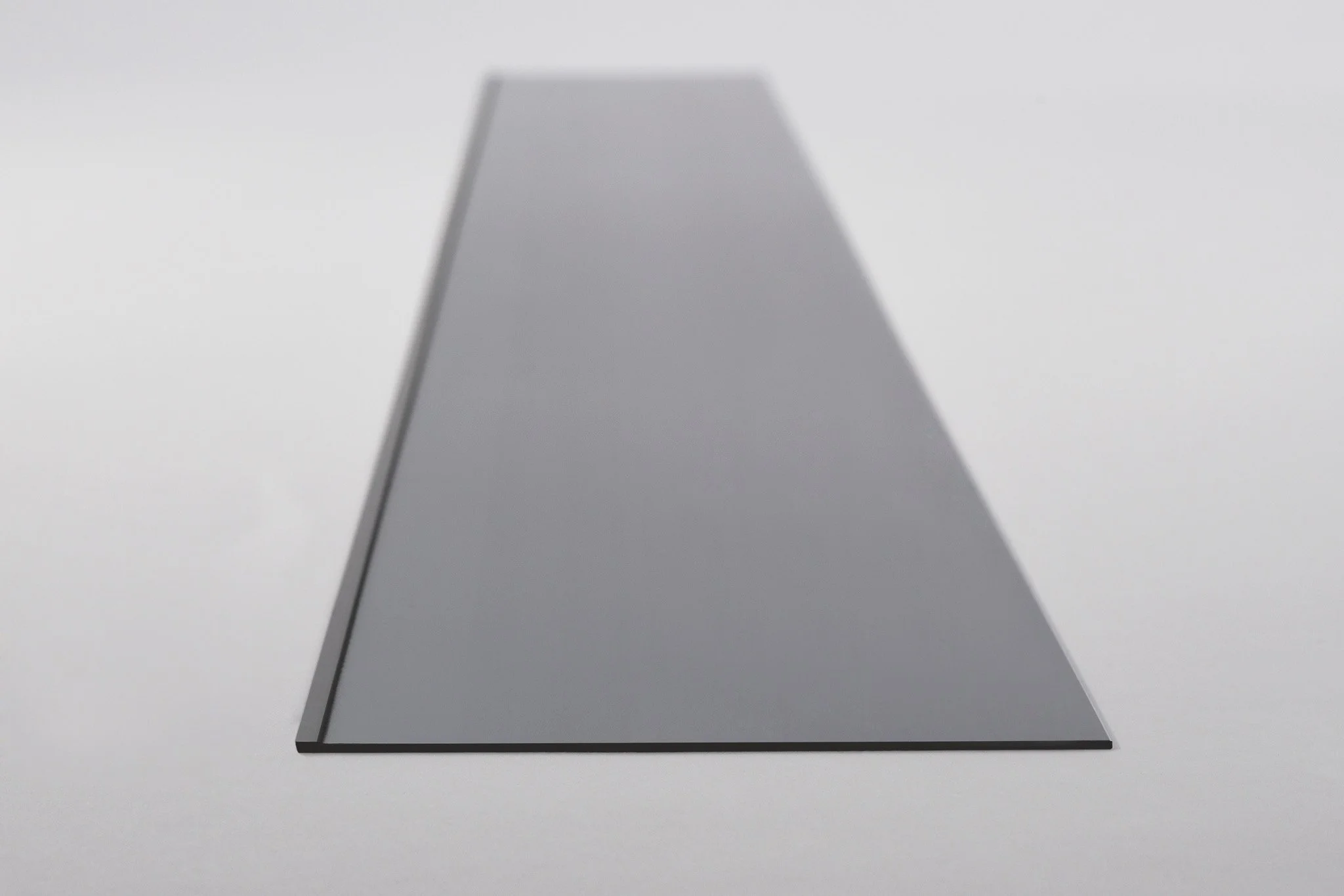 Ein schwarzes, horizontal liegendes Notebook auf weißem Hintergrund.