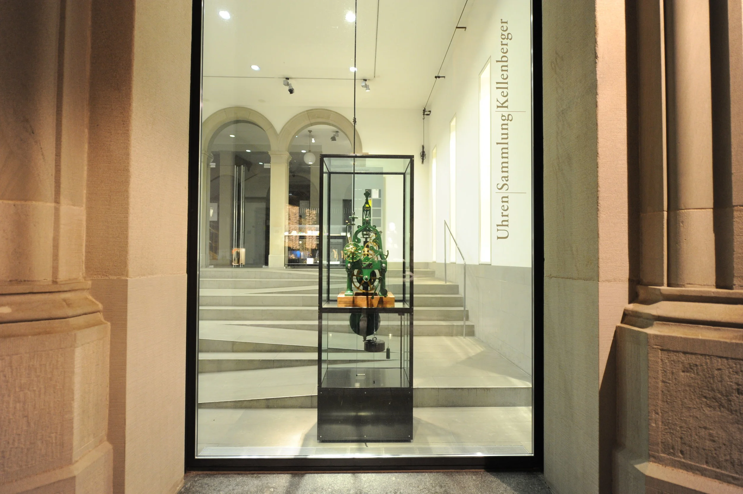 4016 Uhrenvitrine.jpg