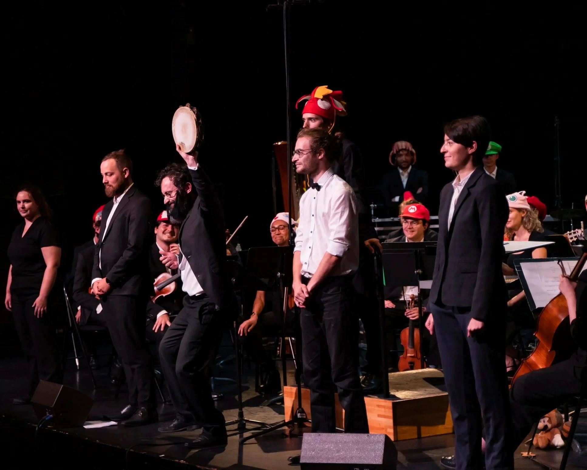 Les musiciens de l'orchestre Pixelophonia sur scène lors d'un concert.
