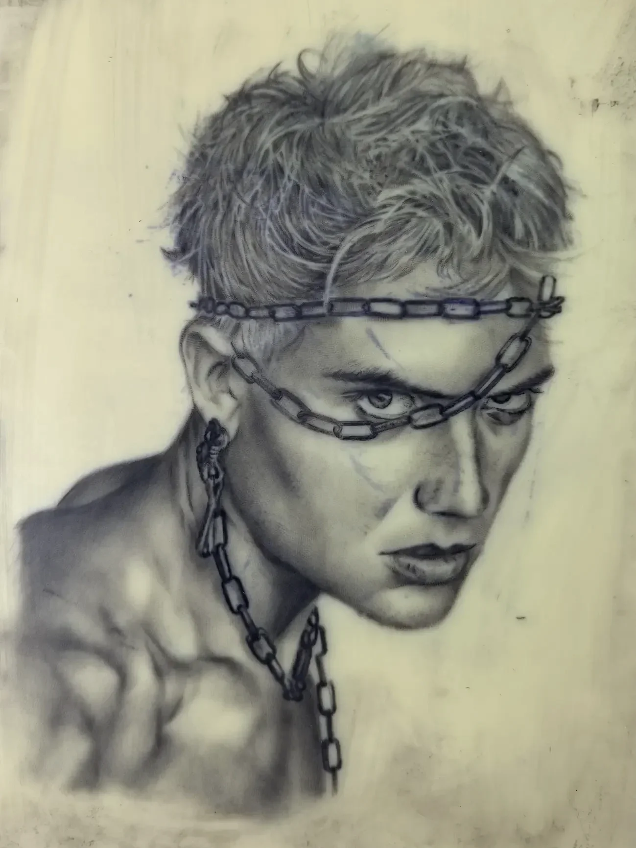 tatuaje en piel sintética de retrato realista con cadenas colgando y mirada seria