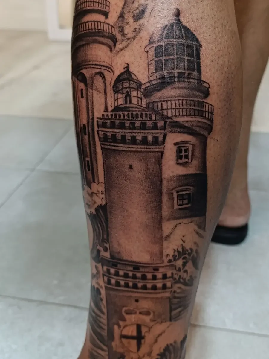 Tatuaje de tres faros realistas en la pierna
