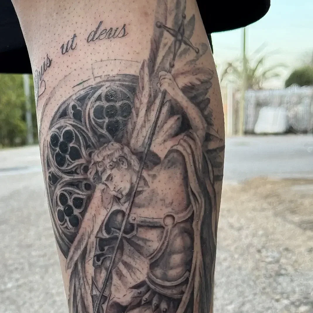 tatuaje Arcángel realista pierna