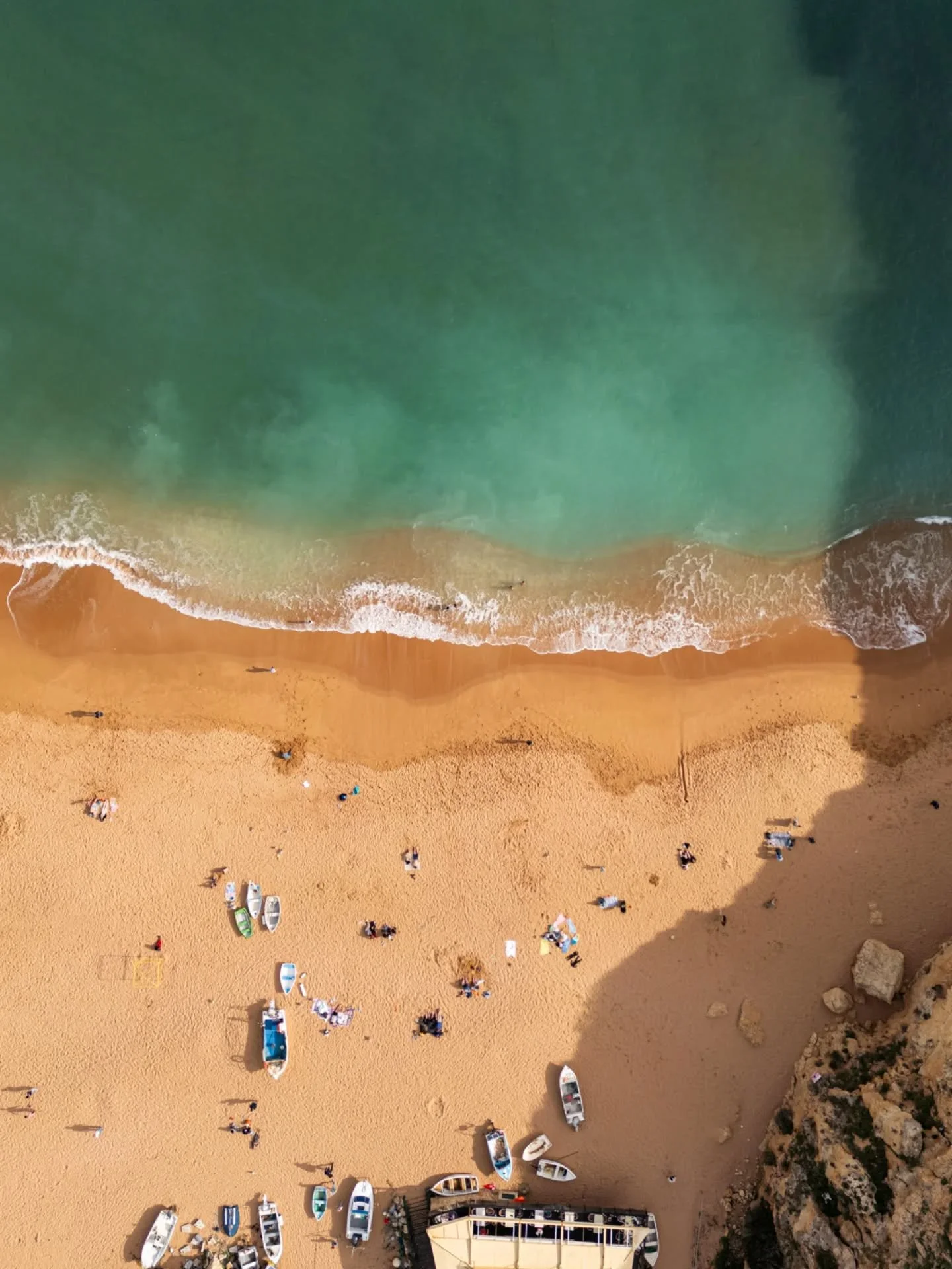 📍 Praia de Nossa Senhora da Rocha
The closest beach from our apartments, this small beach offers all the conditions for a perfect day of relaxation.
