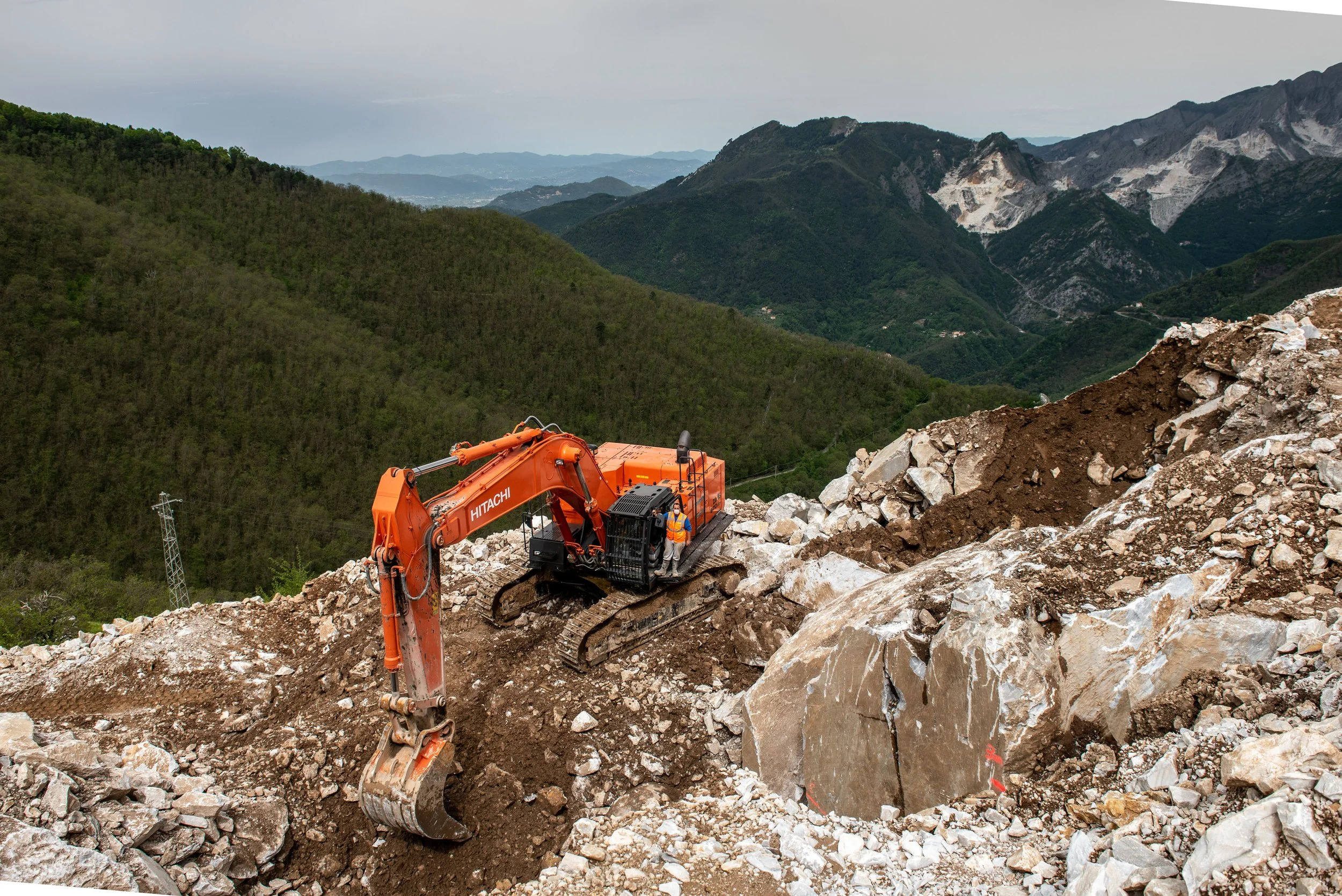 Distancing and safety precautions in the GDA marble quarries 004.jpg