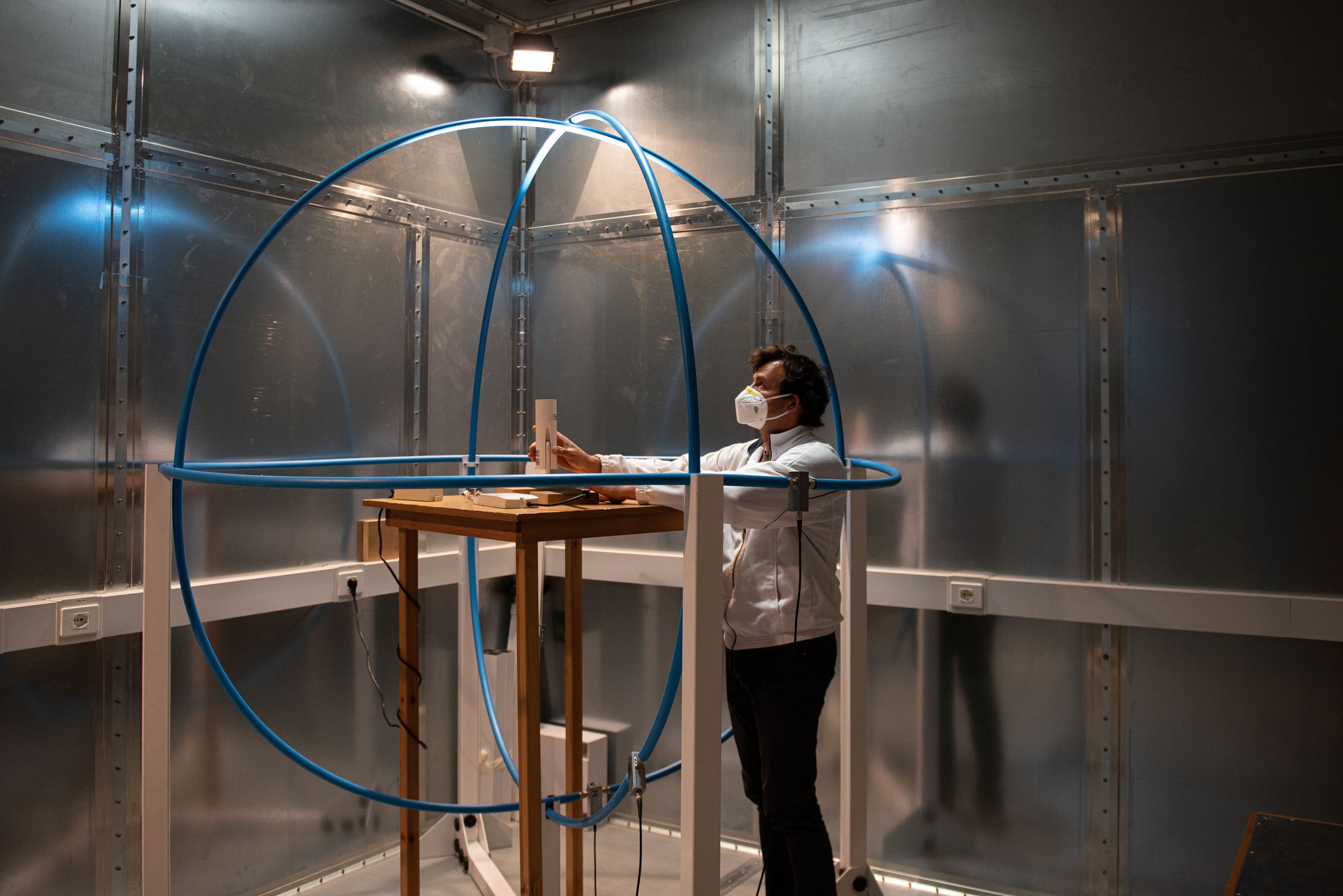 Anti Covid mesure at IGuzzini light factory 004.jpg