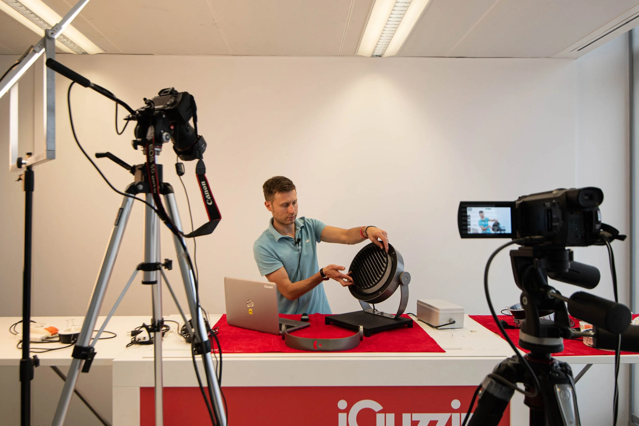 Anti Covid mesure at IGuzzini light factory 001.jpg