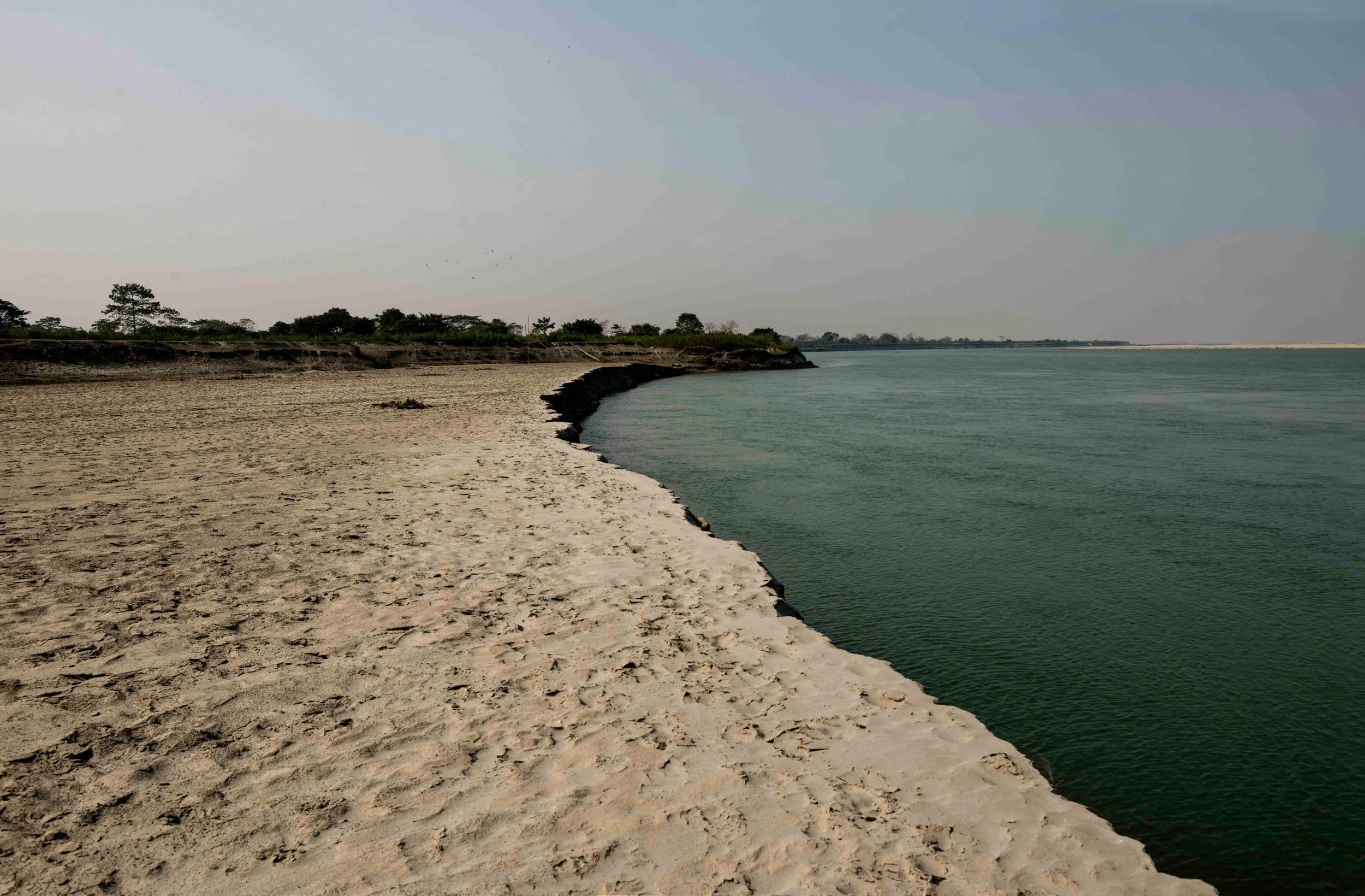 The deserted sandbar on the river Brahmaputra as it was following the flood.%0A%0A%0AIl banco di sabbia desertificato sul fiume  Brahmaputra come appariva a Mulai dopo l’inondazione.jpeg