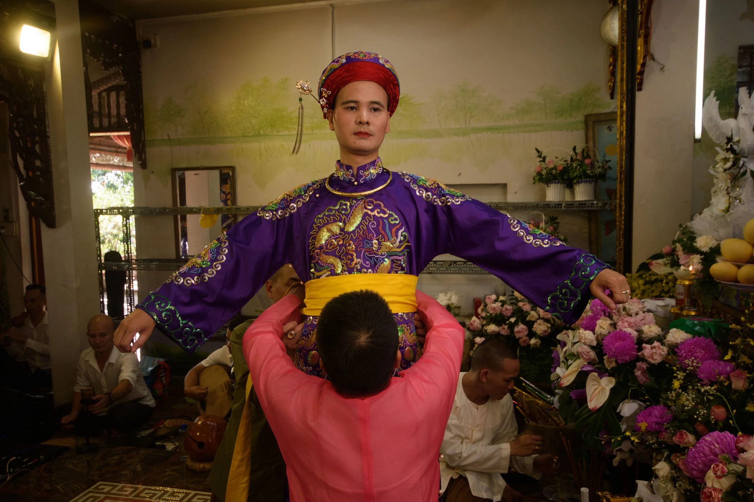 Dao_Mau_016_Assistants help the medium_CSM8495.jpg