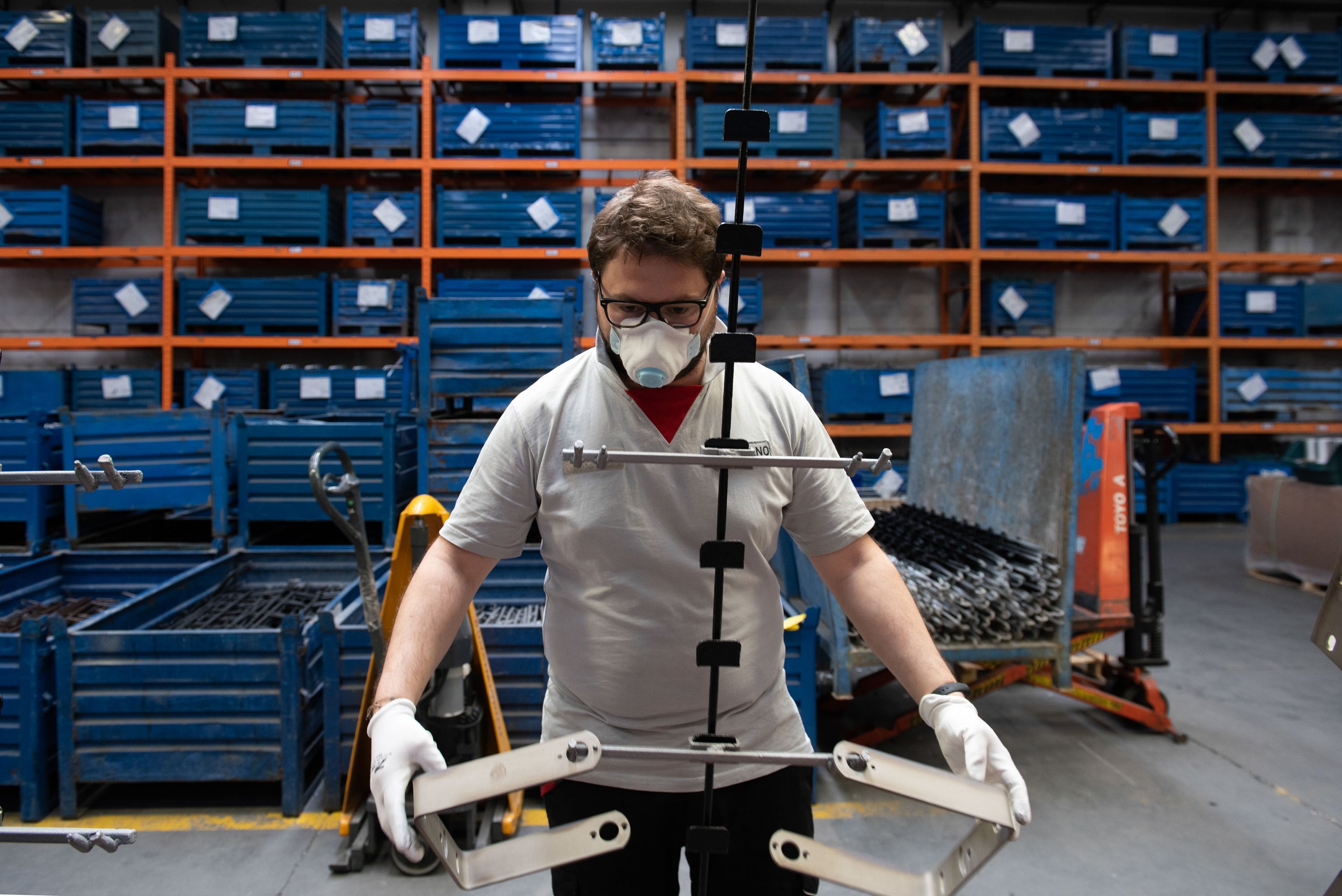 Anti Covid mesure at IGuzzini light factory 006.jpg