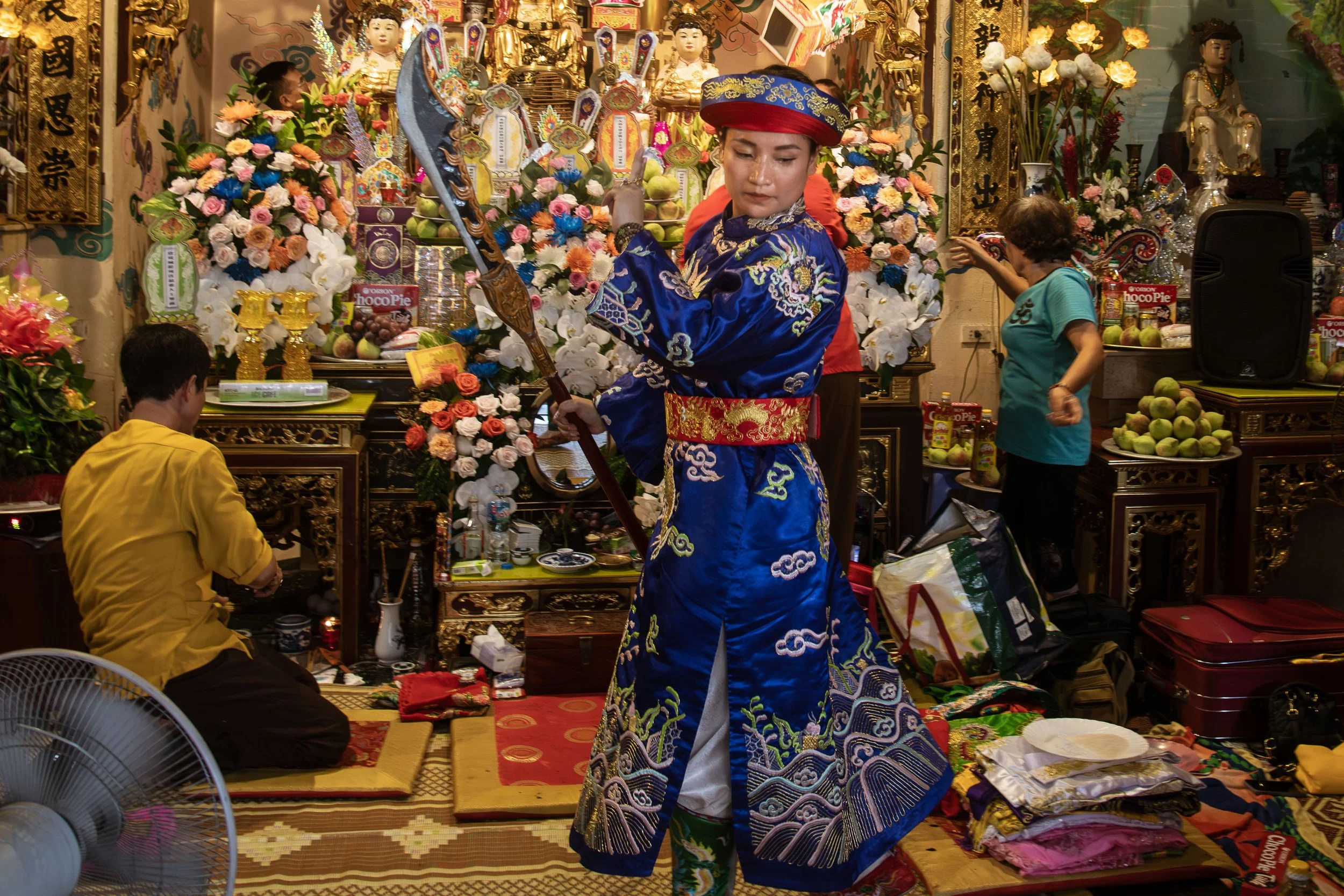 Dao_Mau_009_A female medium in a blue ritual garment_DSC7235.jpg