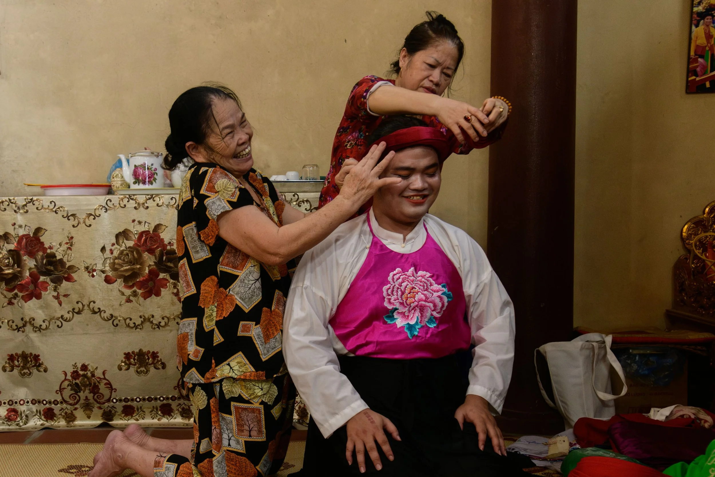 Dao_Mau_014_Master Kieu Hong  and assistents_DSC0922.jpg