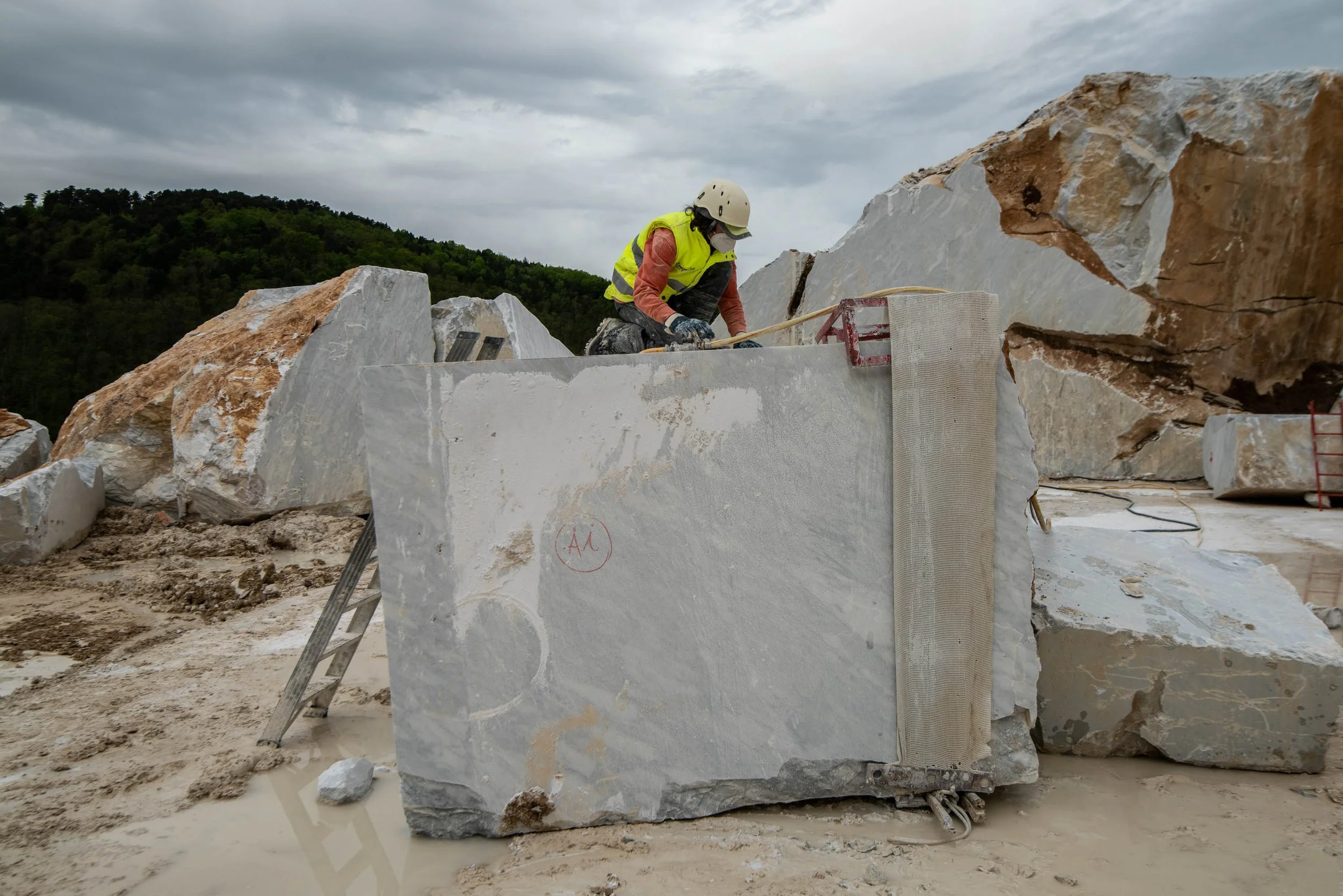 Distancing and safety precautions in the GDA marble quarries 001.jpg