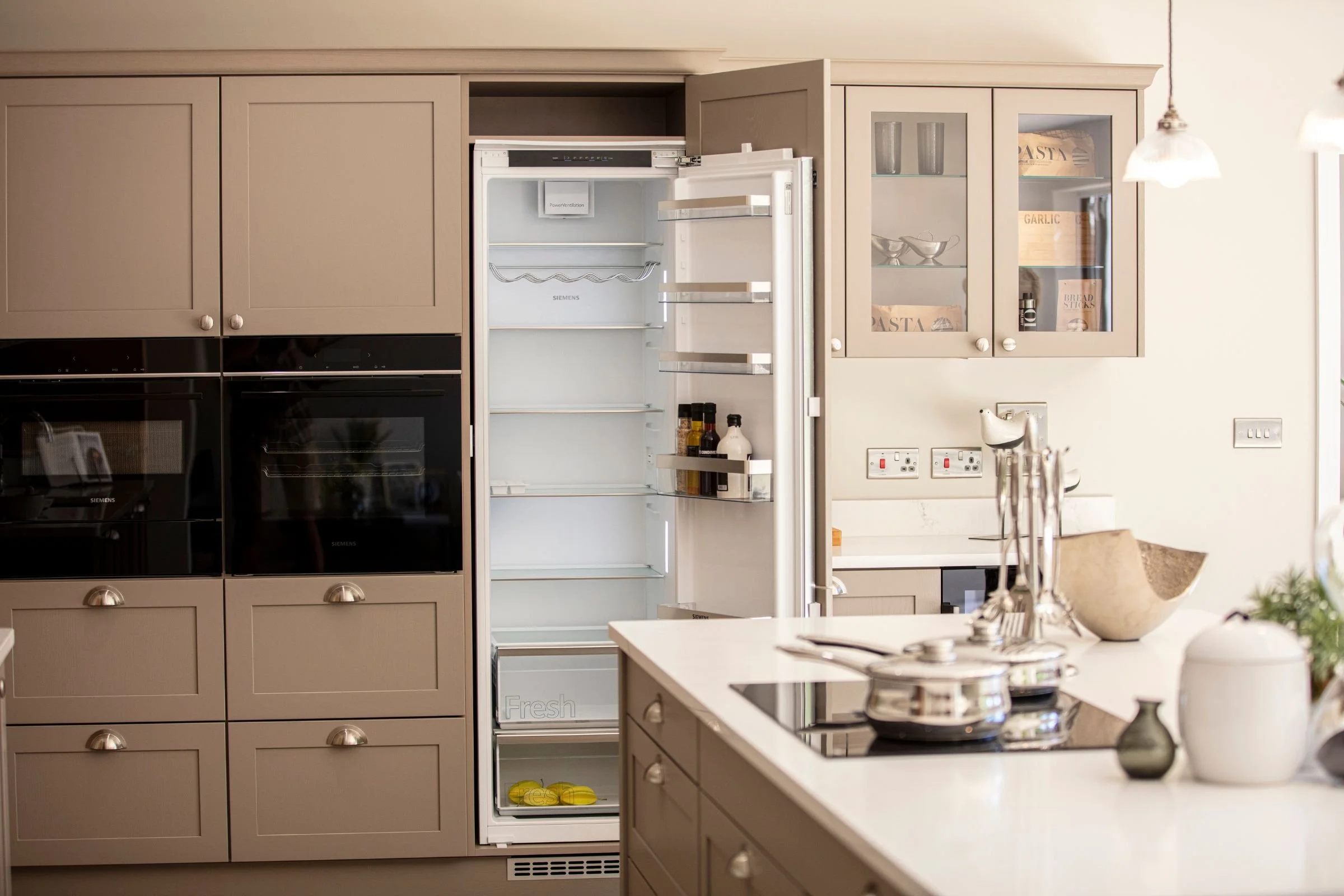 Kitchen_oven_fridge.jpg