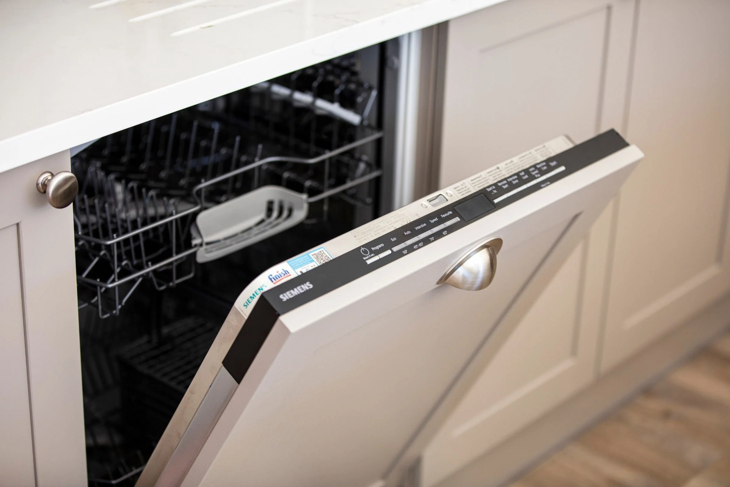 Kitchen_dishwasher_close.jpg