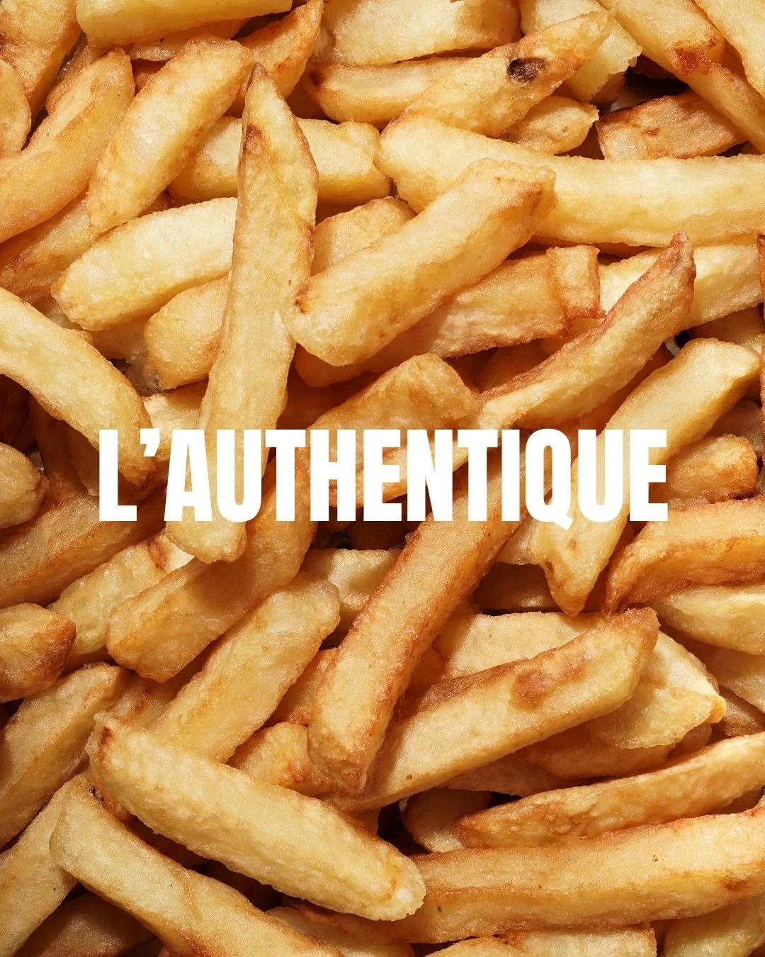 Frites croustillantes en gros plan avec texte 'L'authentique' en français