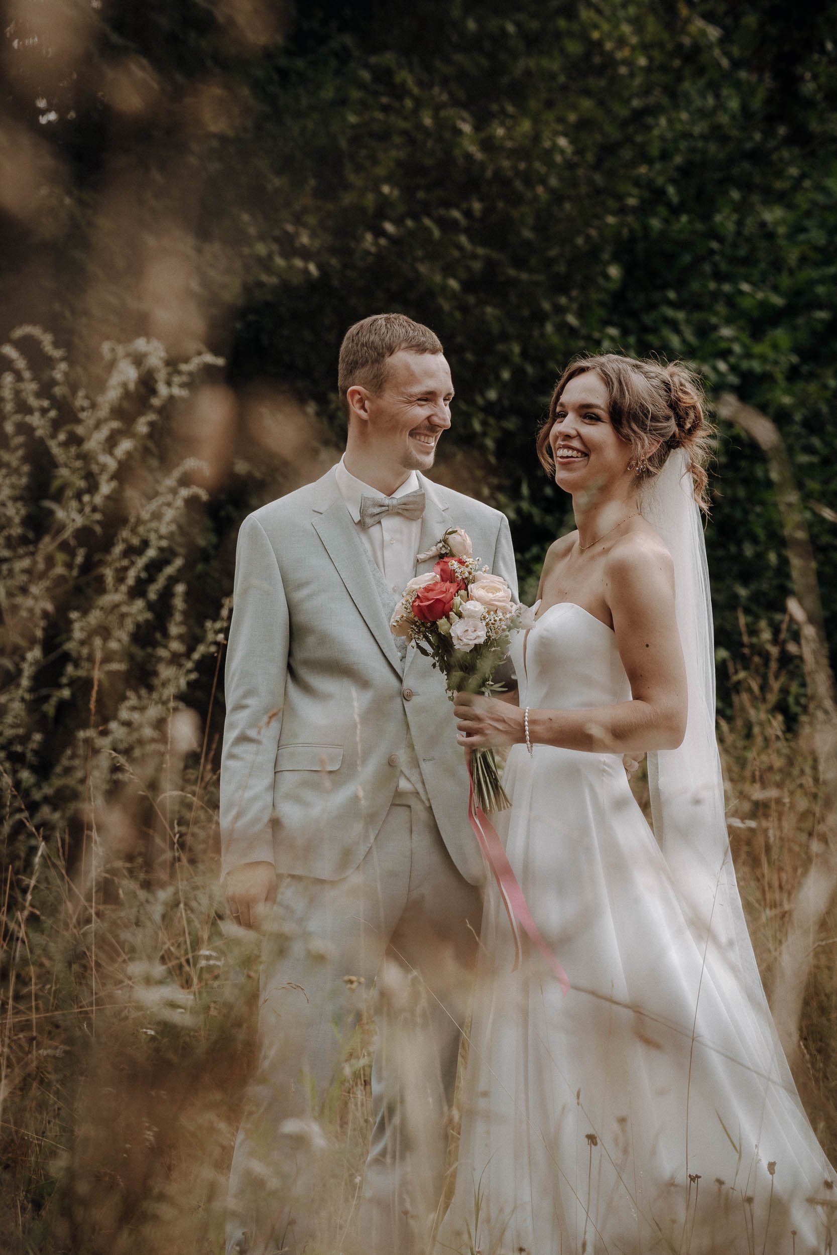 heiraten hochzeit hochzeitsfotograf brautkleid braut brautstrauß ehepaar brautpaar