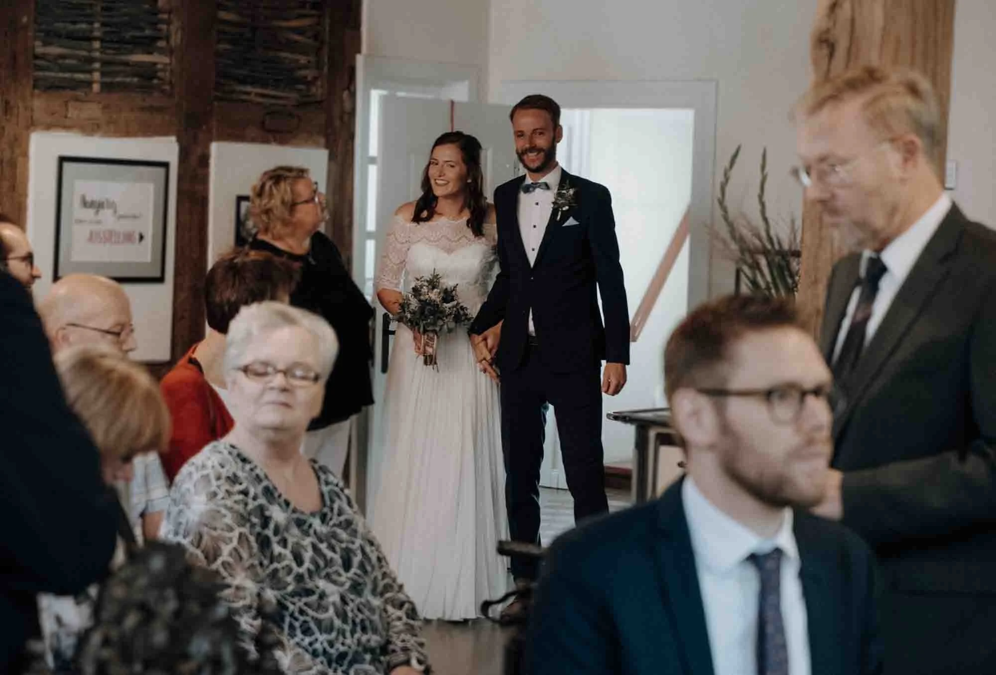 JenniTobi-18-hochzeitsfotograf-bielefeld-jules-hearse.jpg