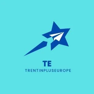 Logo con una stella blu, un aereo di carta bianco, e il testo 'TE TRENTINPLUSEUROPE' su sfondo azzurro.