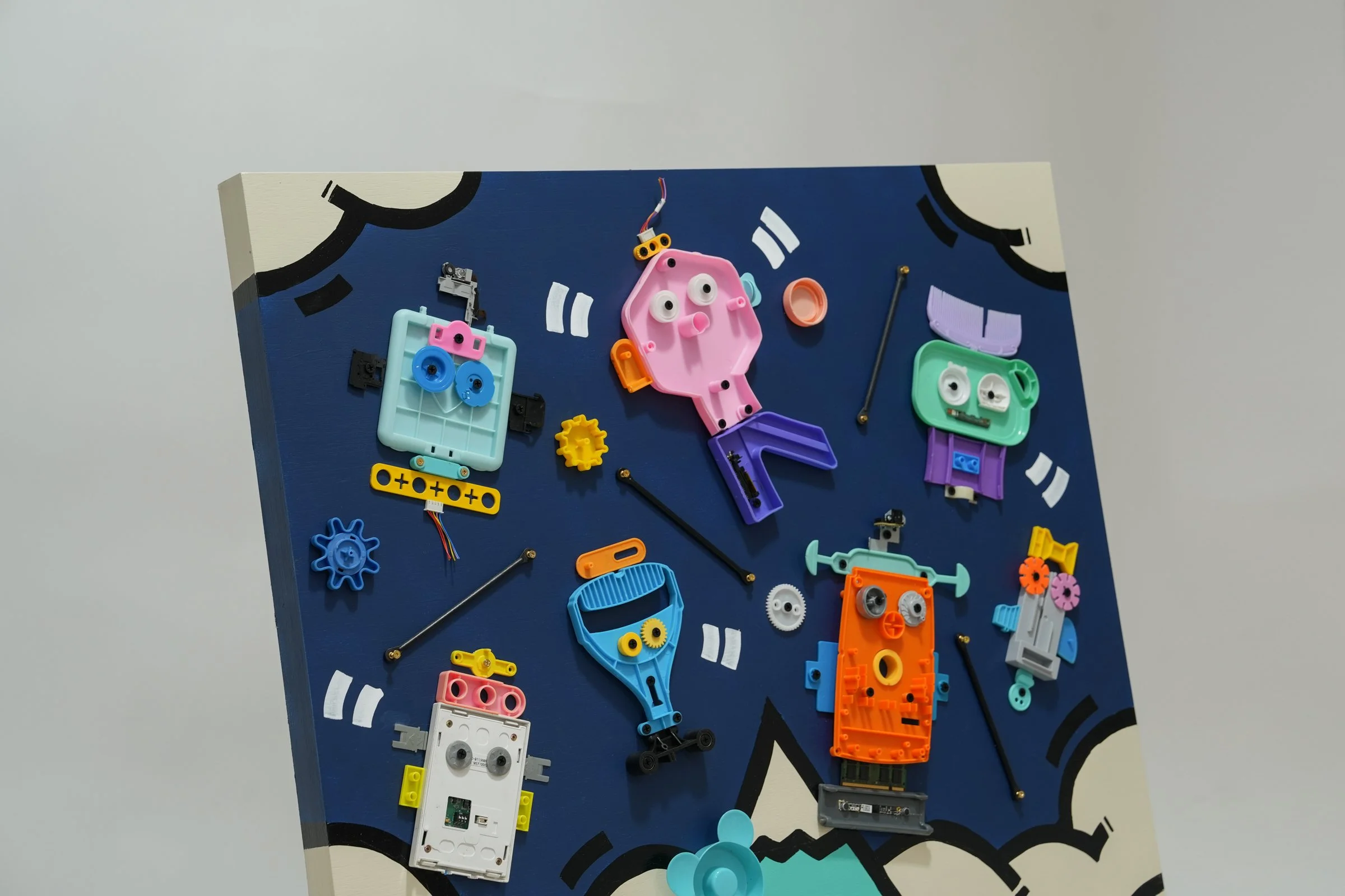 Fragments Reimagined: Upcycled robot sculpture by Fori Sim. 포리심 작가의 버려진 파편에 불어넣은 기계적 생명력. 업사이클링 아트.