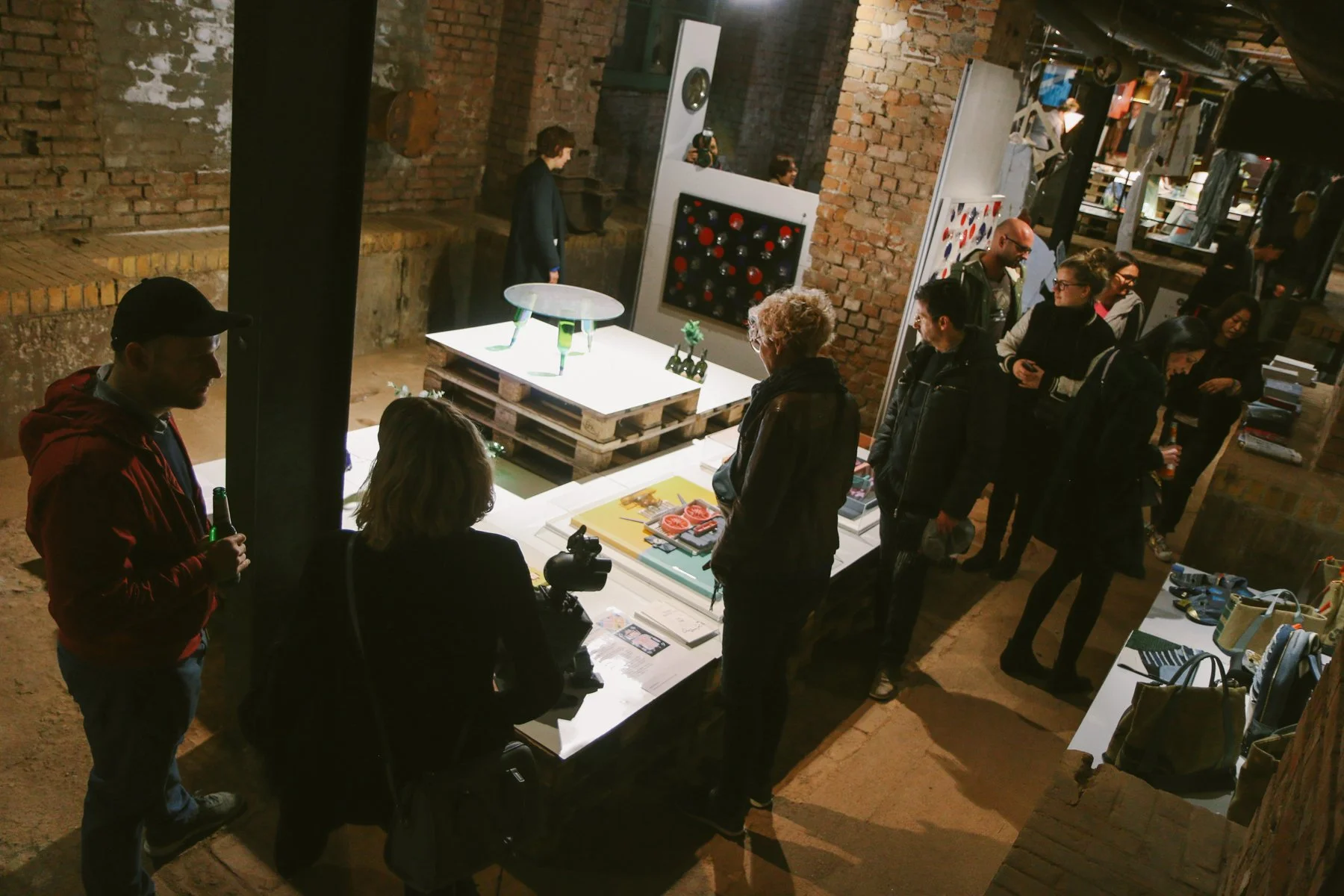 Artist Fori Sim working with discarded fragments. 버려진 파편들로 작업하는 포리심 작가.