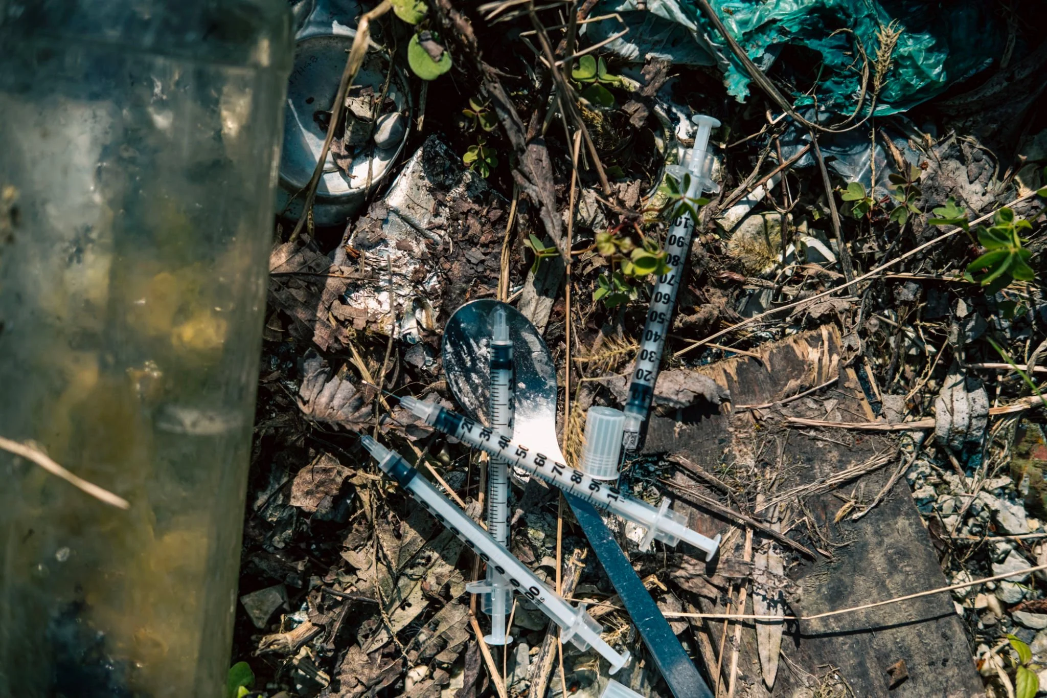  
     Needles & Sharps Clean-Up 
     Safe, careful support for areas where needles, syringes or sharp objects may be present. 
   