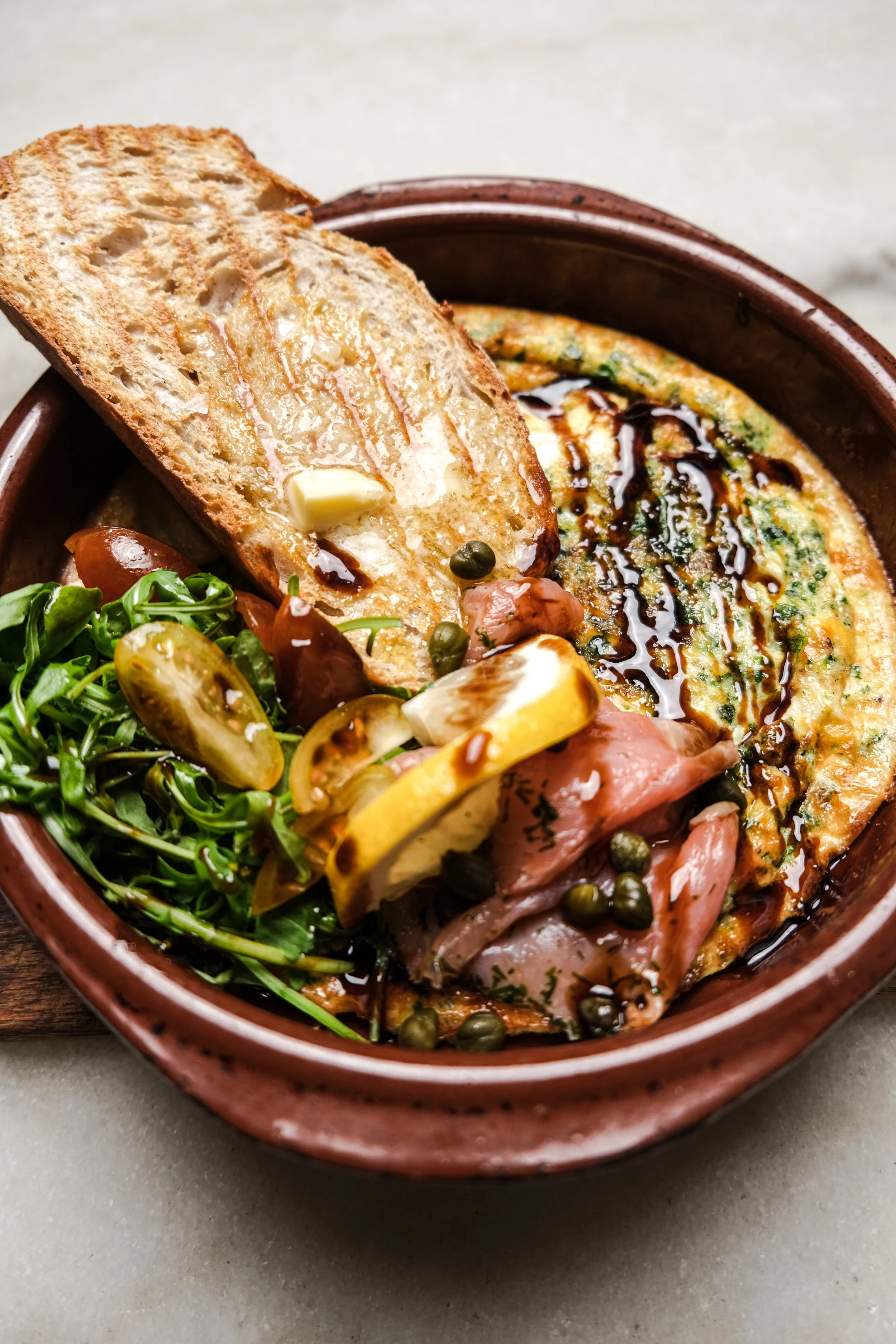 wildflower-cafe-midsommarkransen-baked-eggs-gyllene.jpg