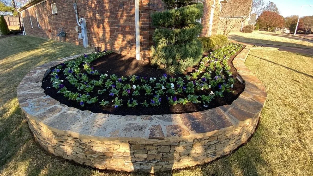 gallery-landscaping-bed-lawn-service (1).webp