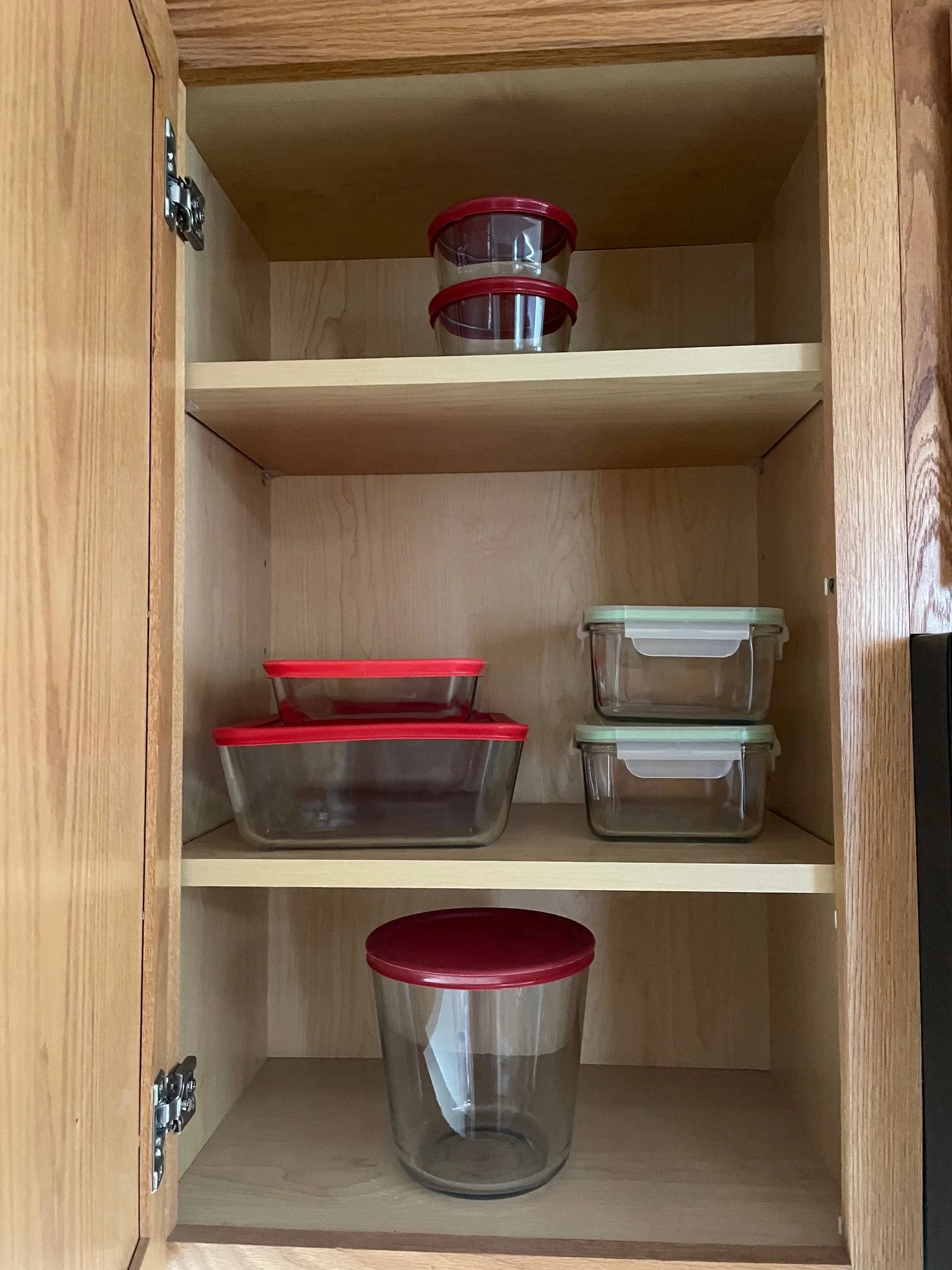 Kitchen cabinet with reusable containers