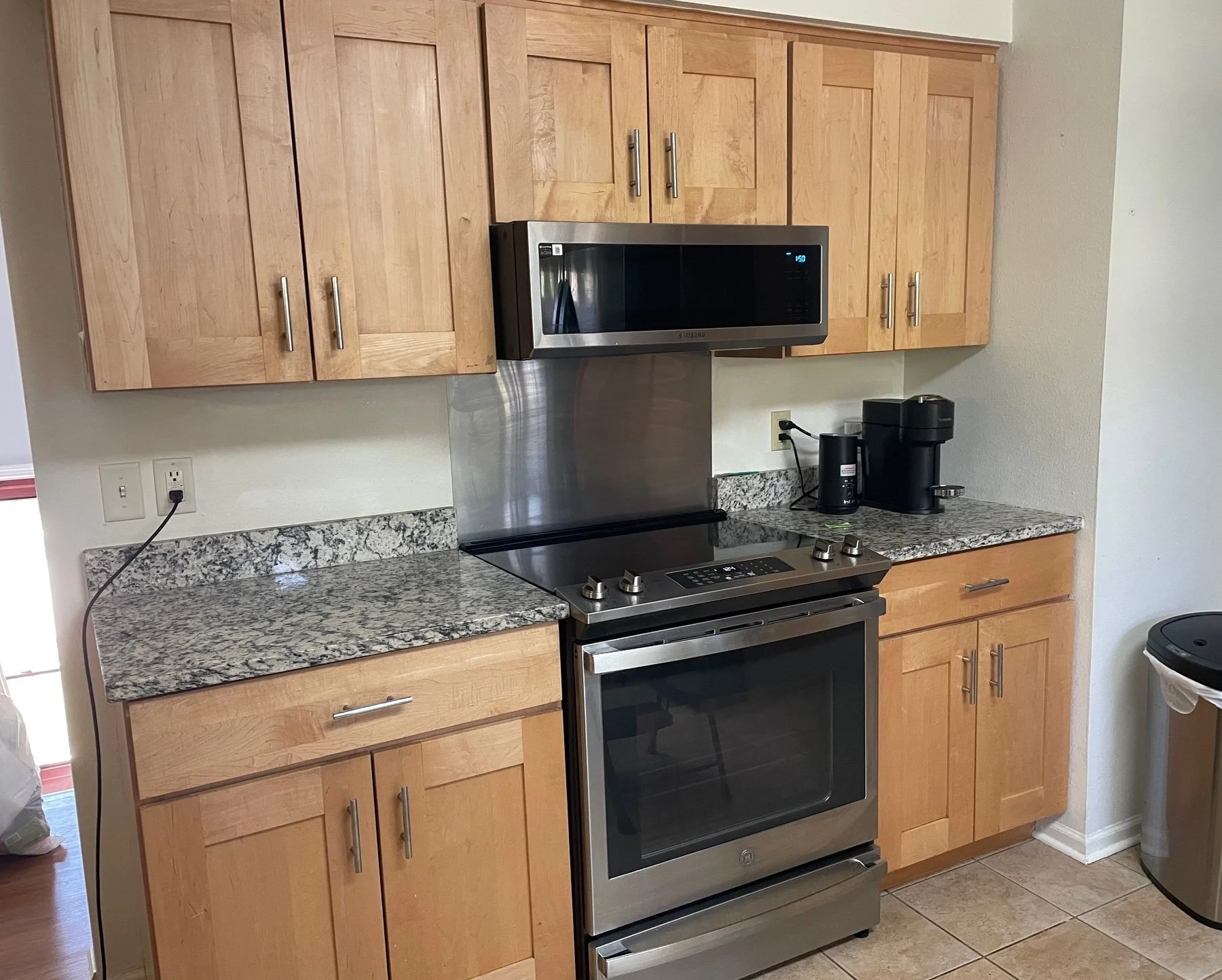 Newly tidy kitchen (with stove/oven)