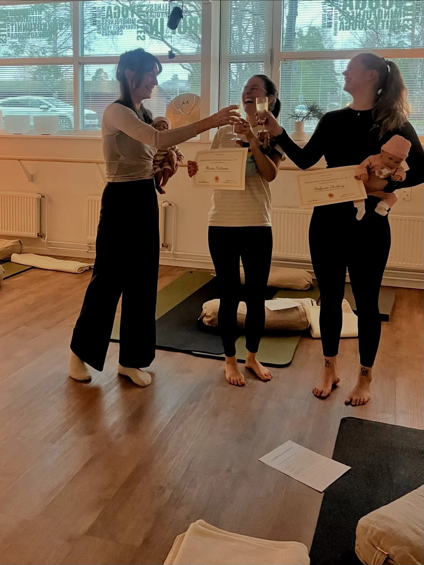 ✨ Viimeinen moduuli &ndash; check! ✨
Ja samalla yksi ihana matka tuli p&auml;&auml;t&ouml;kseen. Saimme kunnian p&auml;&auml;tt&auml;&auml; Wellmama babyjooga-ohjaajakoulutuksen nelj&auml;n upean uuden ohjaajan kanssa &ndash; kiitos teille jokaiselle